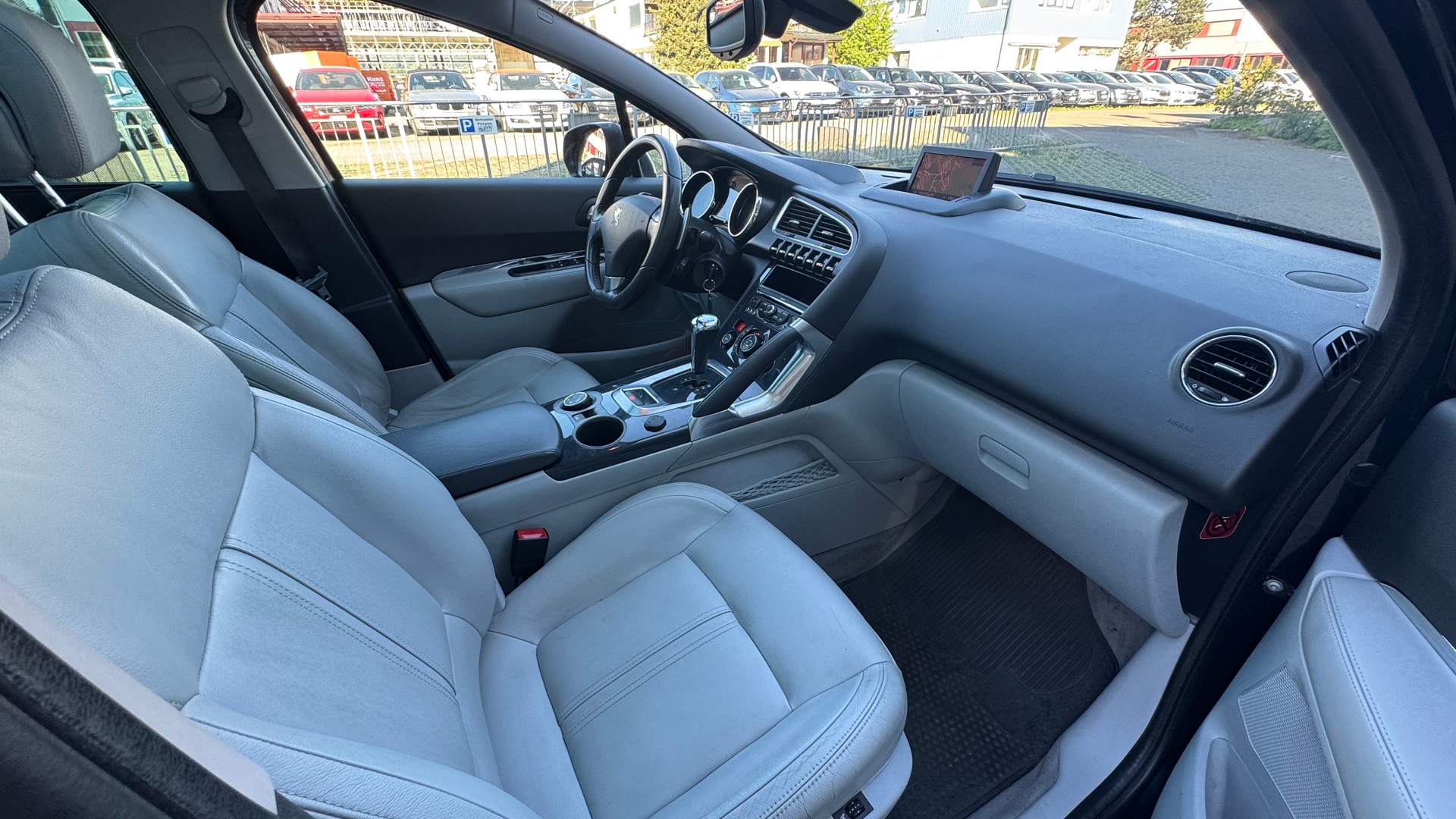 PEUGEOT 3008 1.6 HDI Sport EGS6-image-8