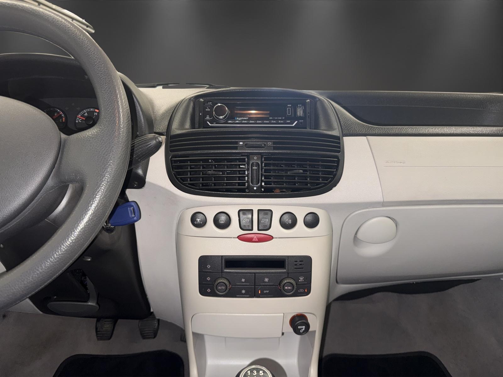 FIAT Punto 1.4 16V Emotion-image-10