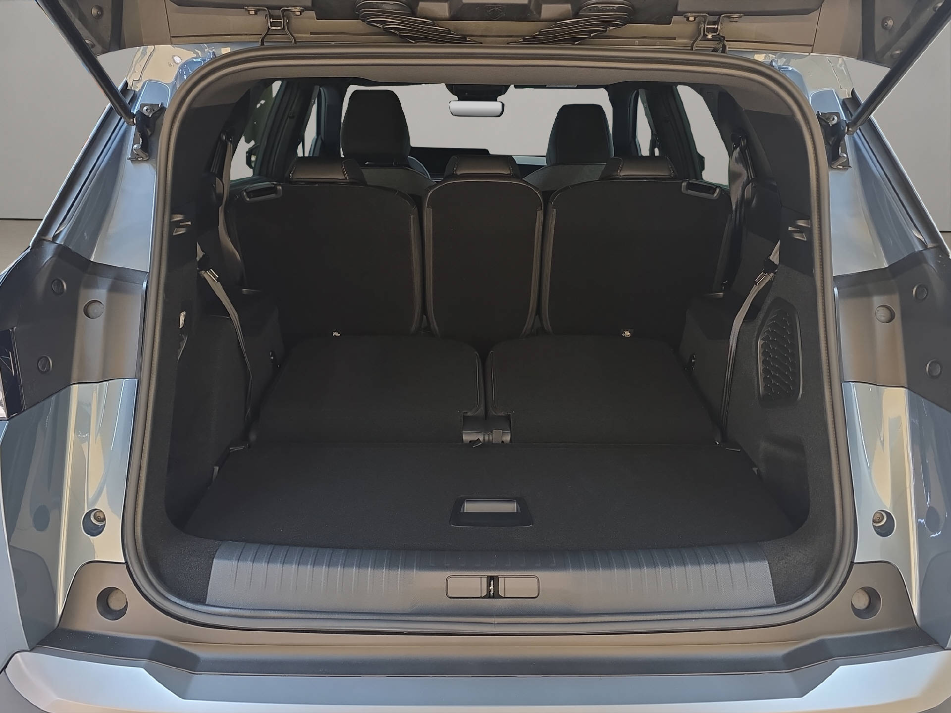PEUGEOT 5008 1.2 Hybrid Allure Premium-image-11