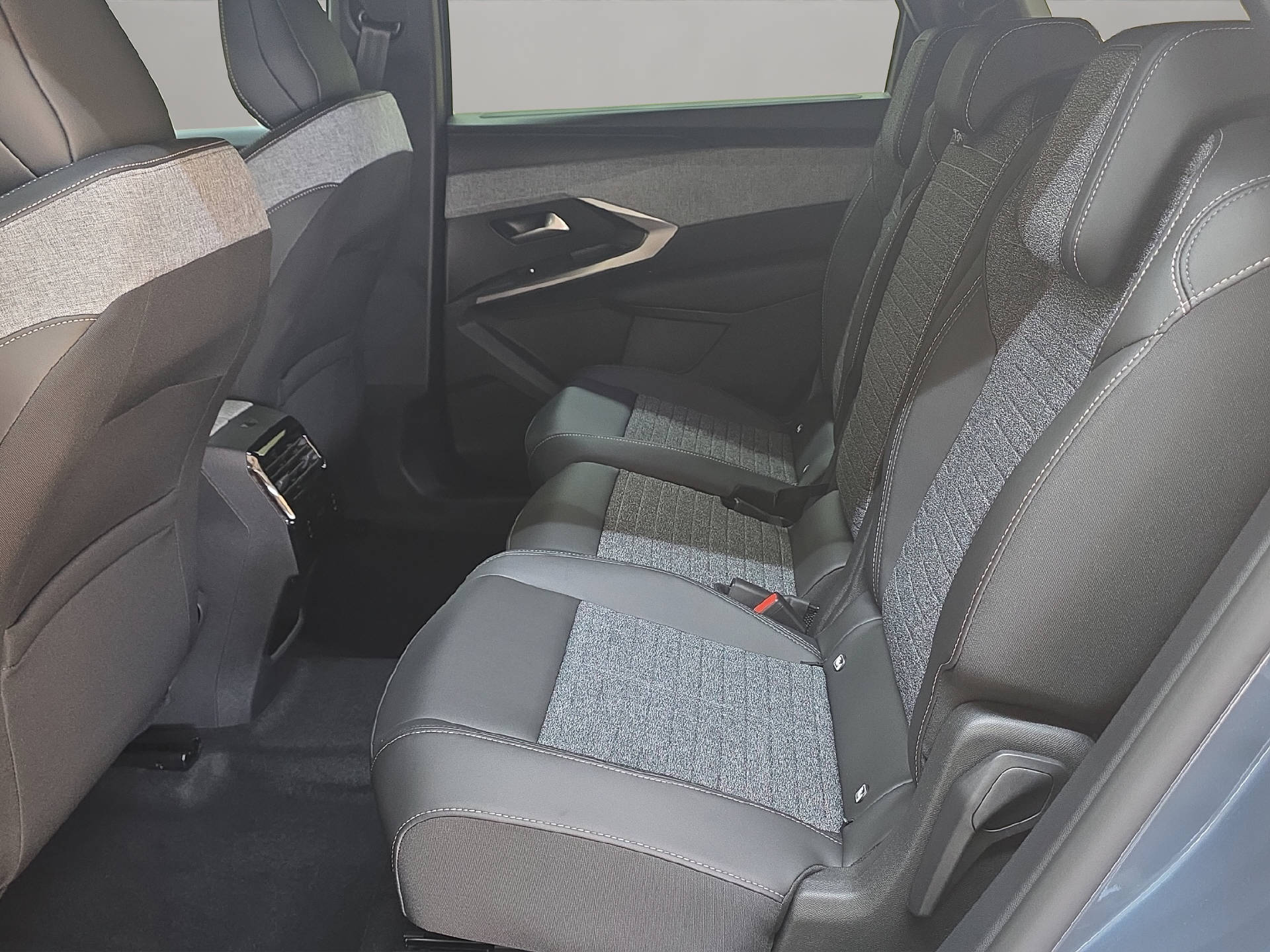 PEUGEOT 5008 1.2 Hybrid Allure Premium-image-9