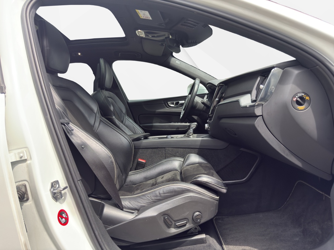 VOLVO XC60 D4 AWD R-Design Geartronic-image-11