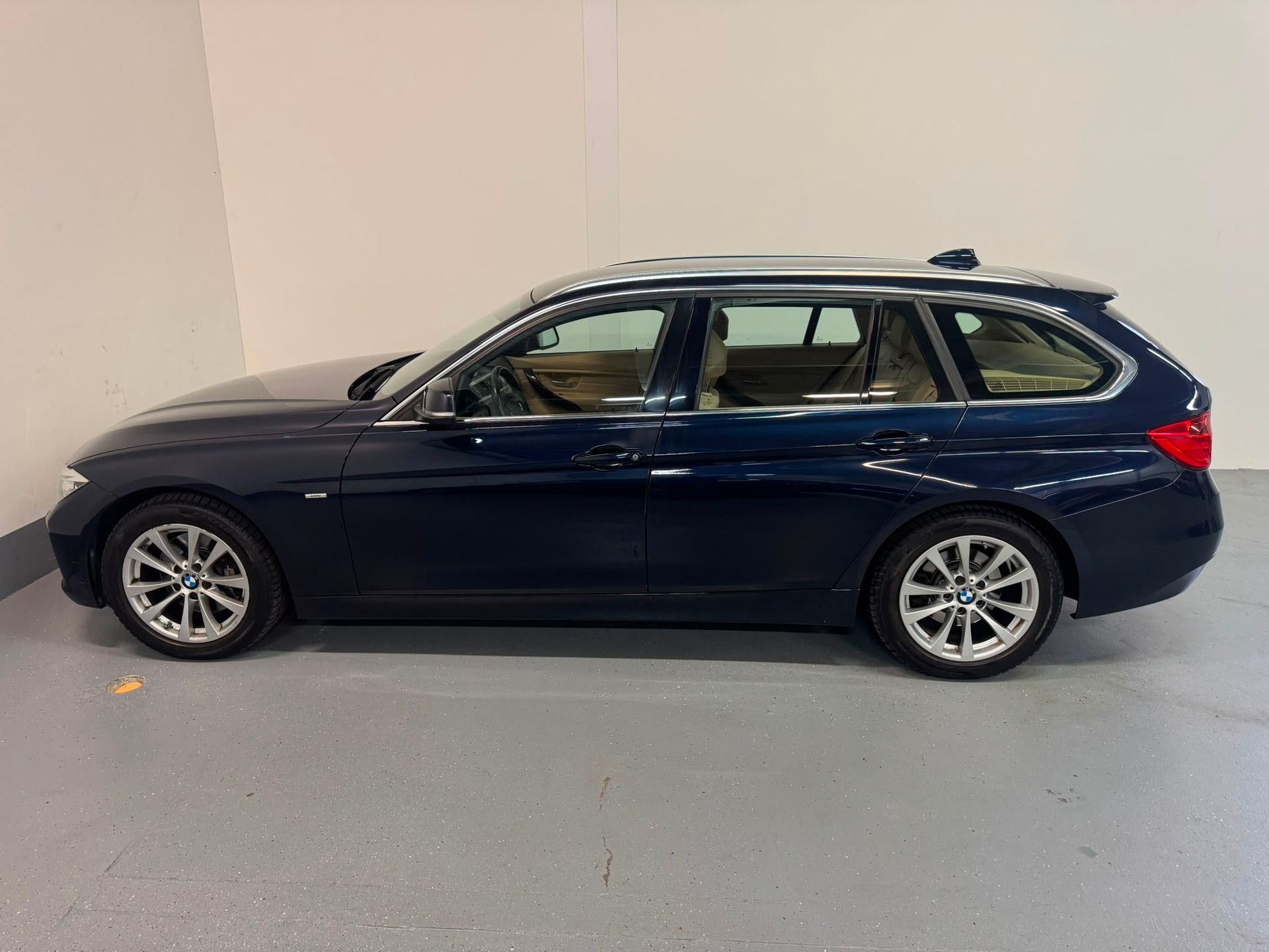 BMW 328i xDrive Touring Luxury Line Steptronic-image-6