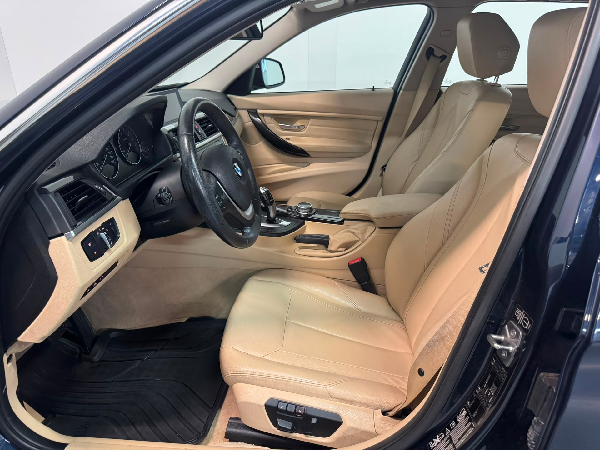 BMW 328i xDrive Touring Luxury Line Steptronic-image-14