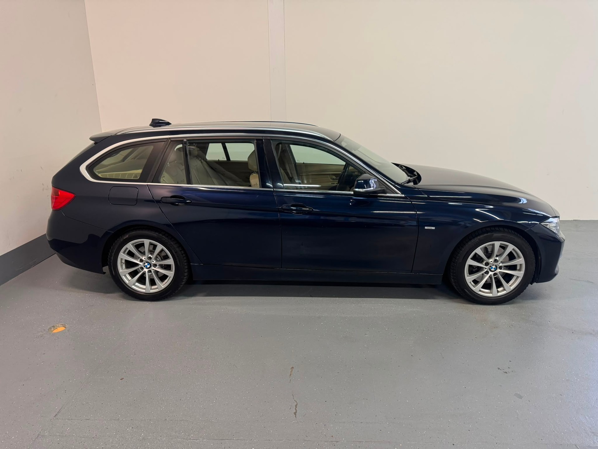 BMW 328i xDrive Touring Luxury Line Steptronic-image-5