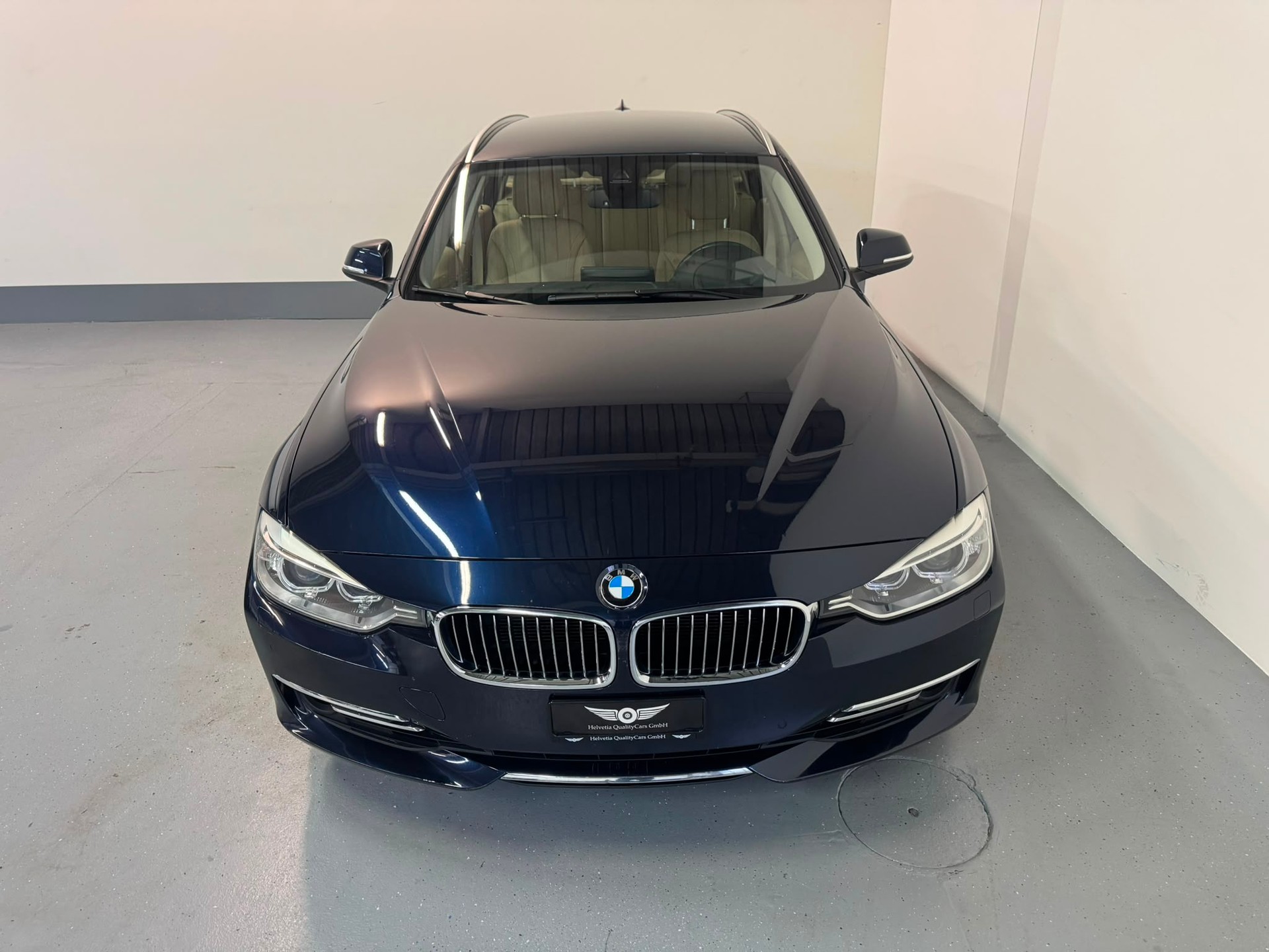 BMW 328i xDrive Touring Luxury Line Steptronic-showroom-element-3