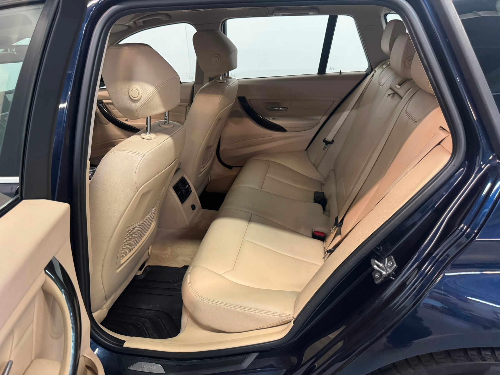 BMW 328i xDrive Touring Luxury Line Steptronic-image-15