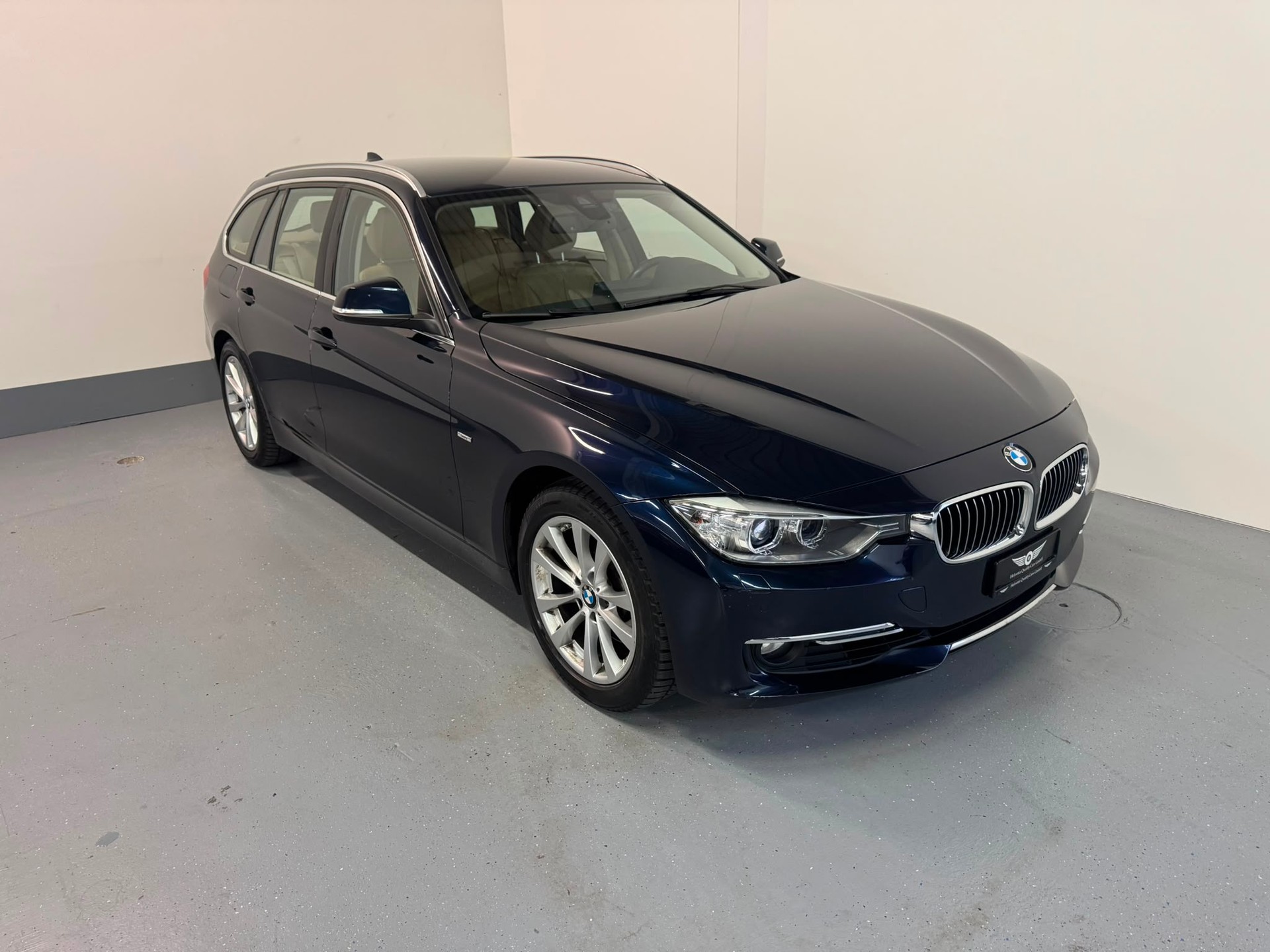 BMW 328i xDrive Touring Luxury Line Steptronic-showroom-element-1