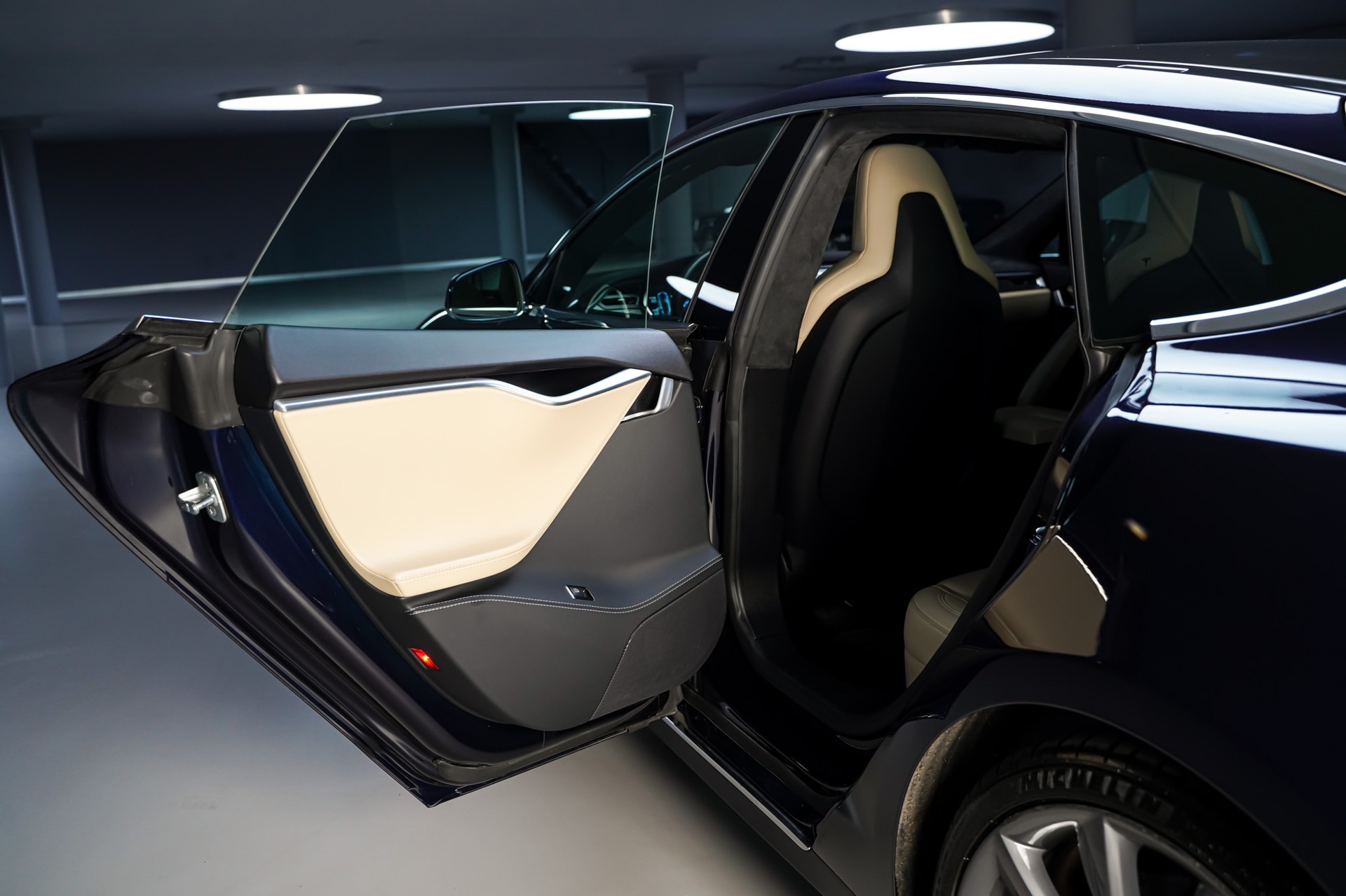 TESLA Model S 85 D Free Supercharging-image-11