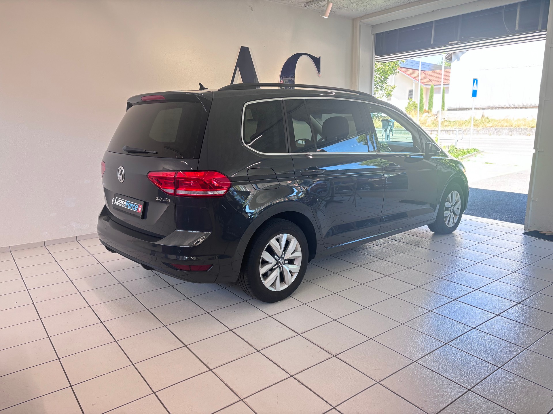 VW Touran 2.0 TDI BlueMotion Technology Highline DSG-image-2