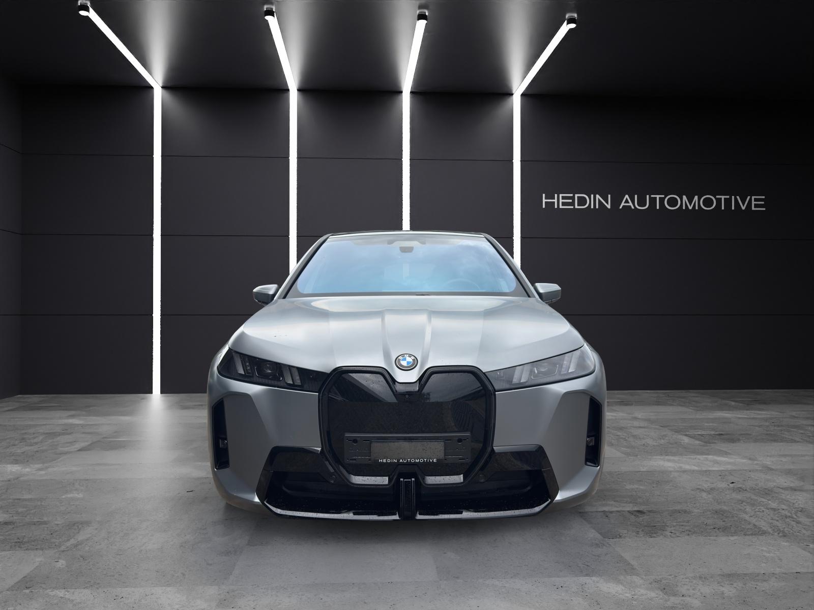 BMW iX xDrive60-showroom-element-1