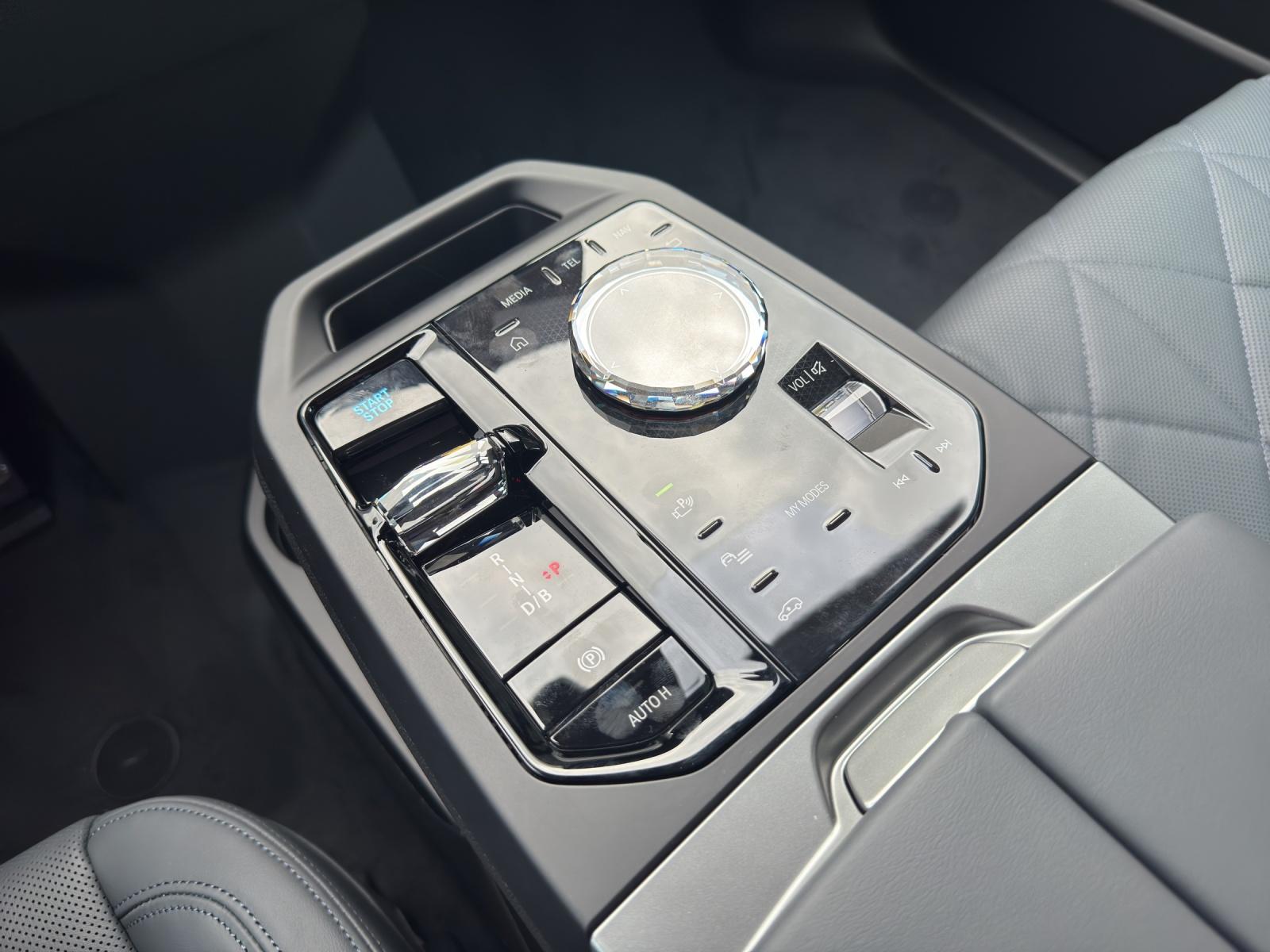 BMW iX xDrive60-image-17