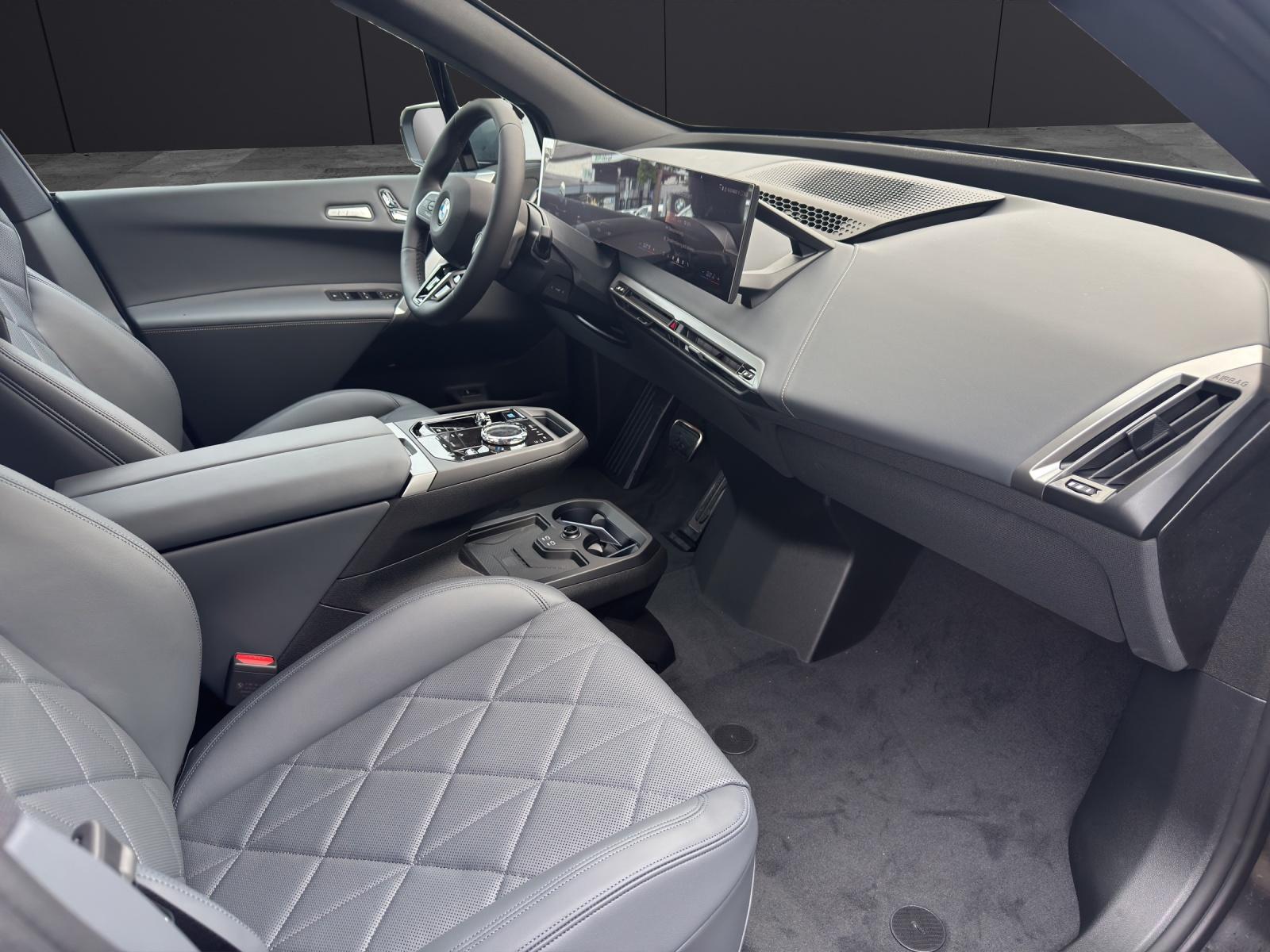 BMW iX xDrive60-image-11
