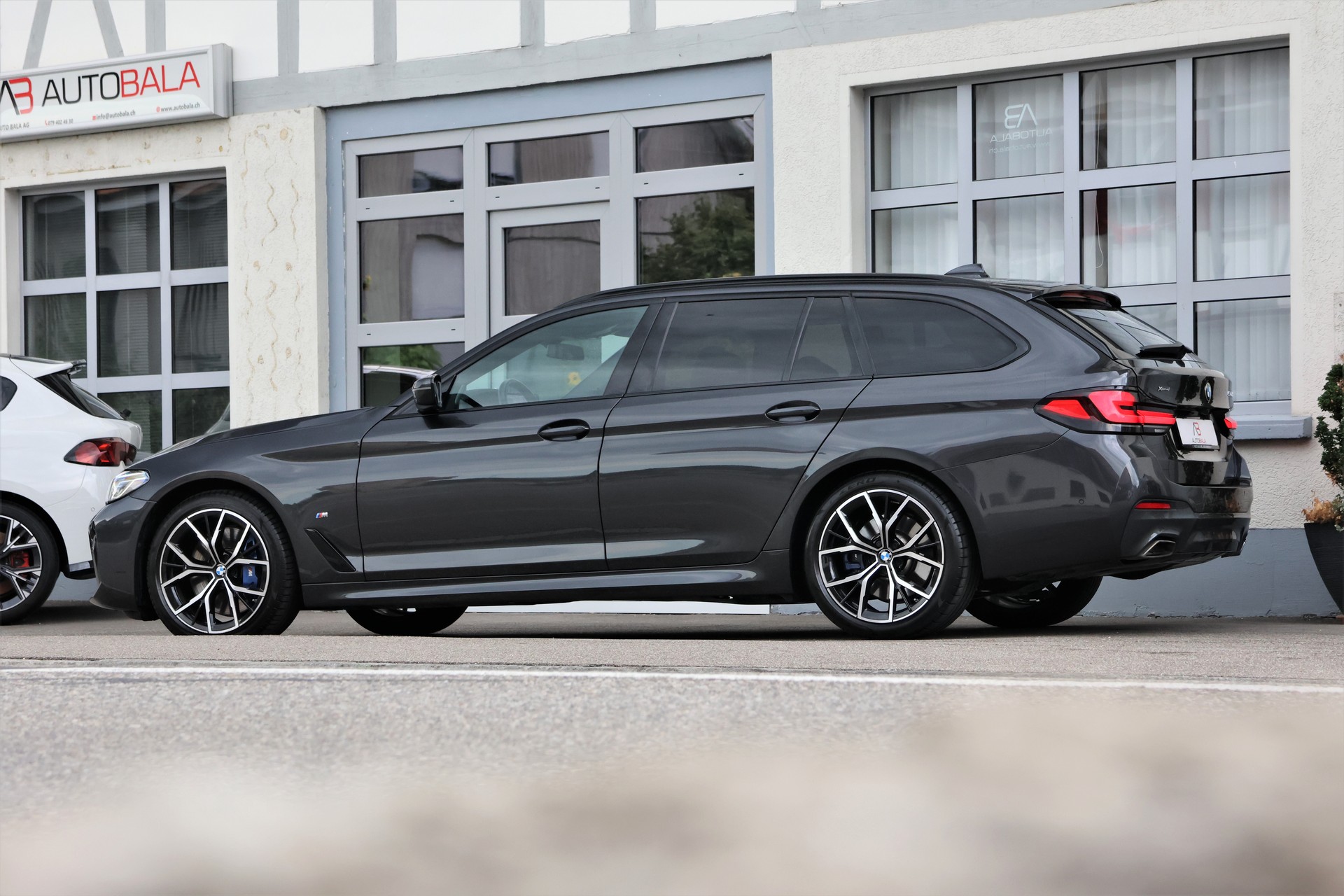 BMW 540d xDrive 48V Touring Pure M Sport Steptronic (CH)-showroom-element-3