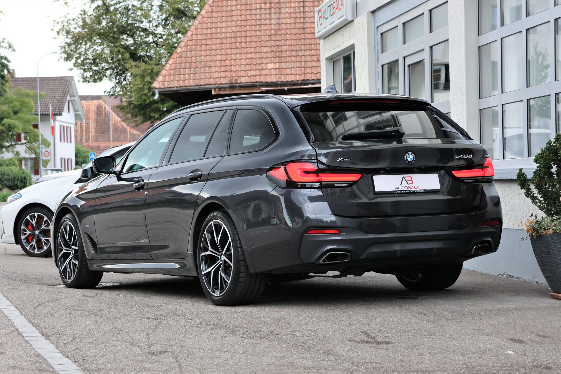 BMW 540d xDrive 48V Touring Pure M Sport Steptronic (CH)-showroom-element-2