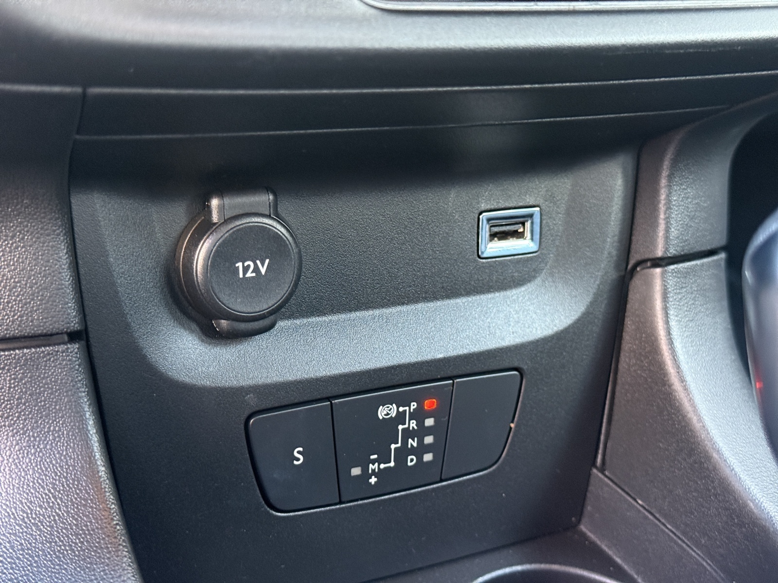 CITROEN C3 1.2i PureTech Swiss Edition EAT6-image-24