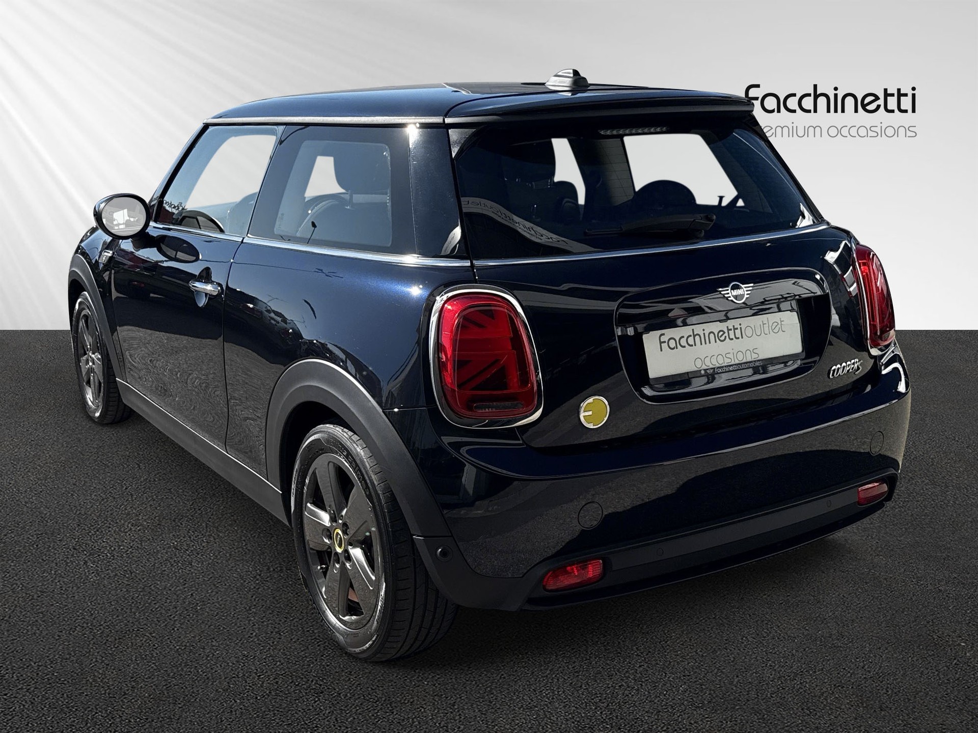 MINI Cooper SE-showroom-element-2