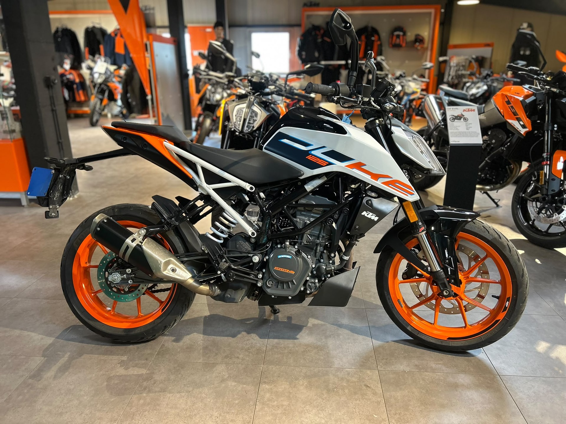 KTM 125 Duke-image-1