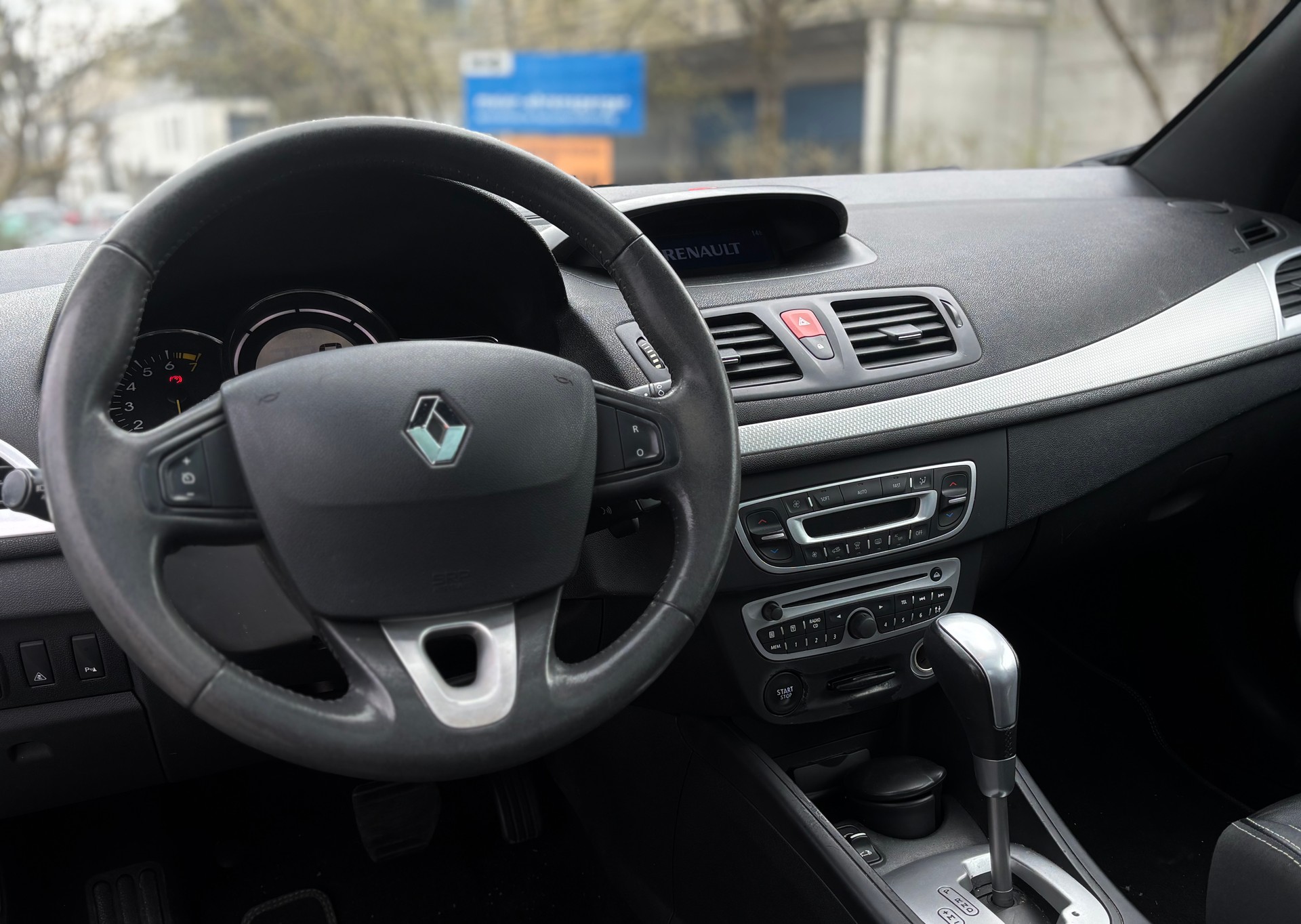 RENAULT Mégane CC 2.0 16V Dynamique CVT-image-9