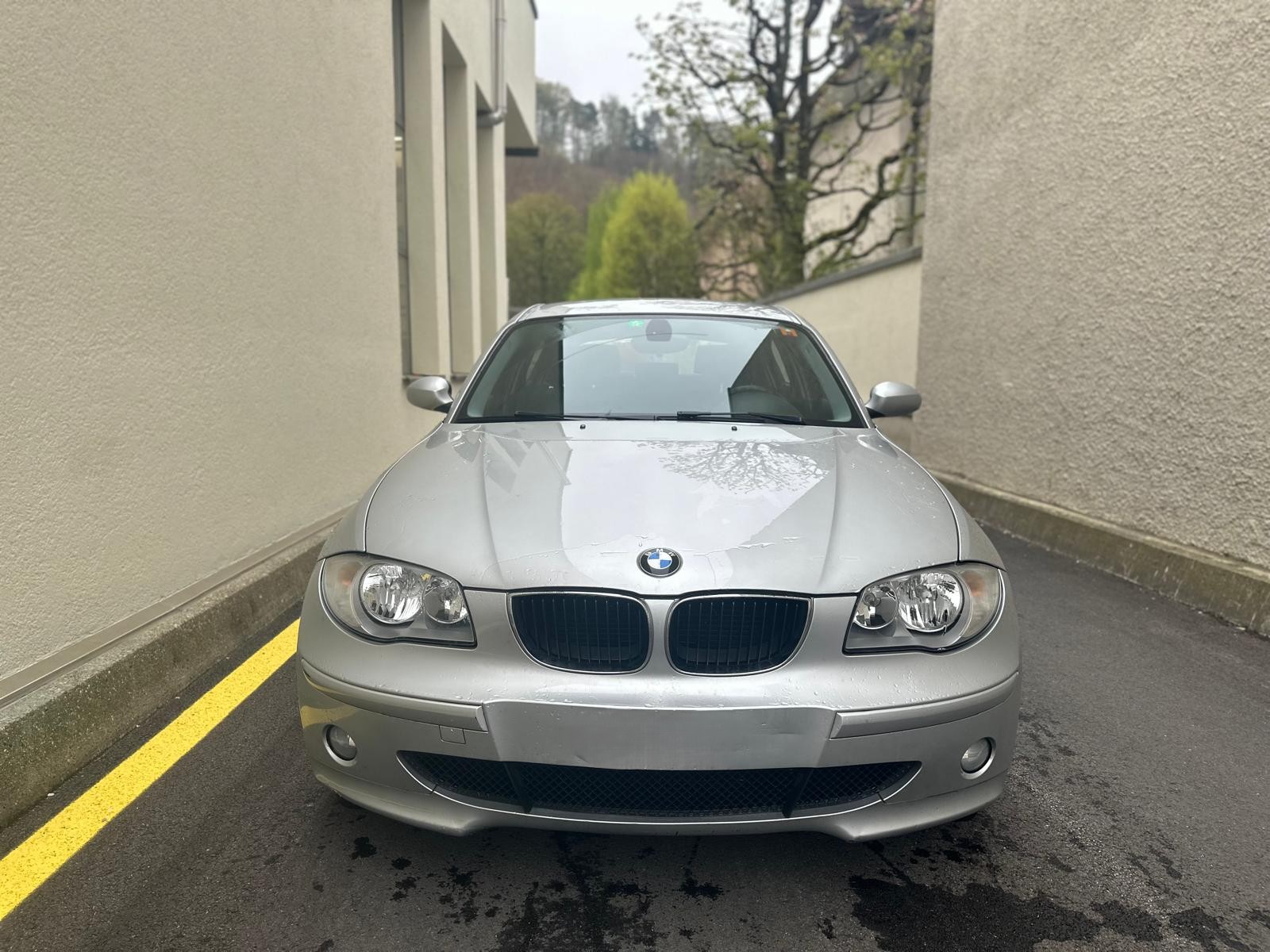 BMW 120i-showroom-element-2