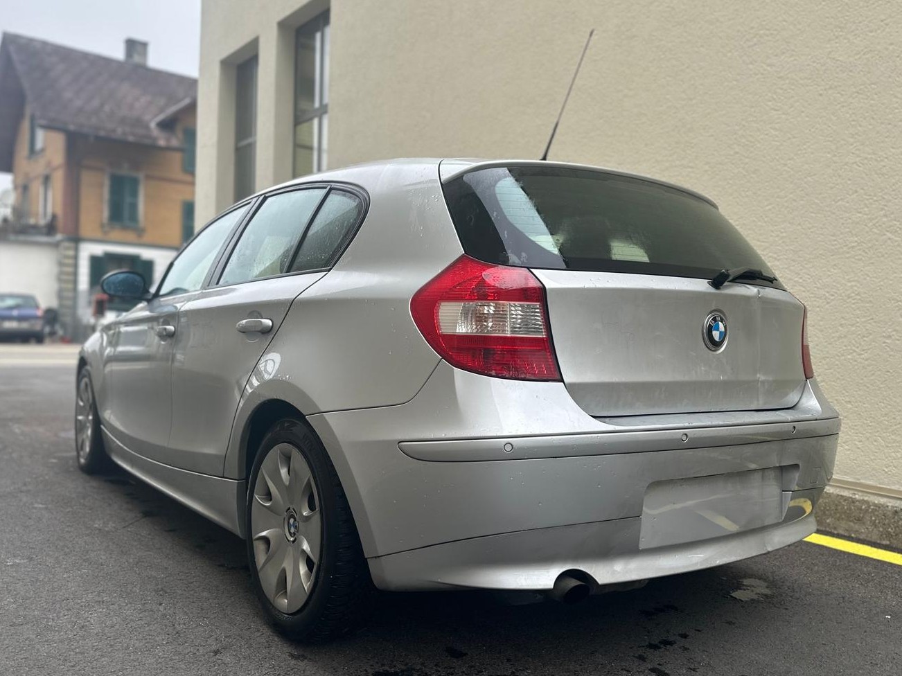 BMW 120i-image-12