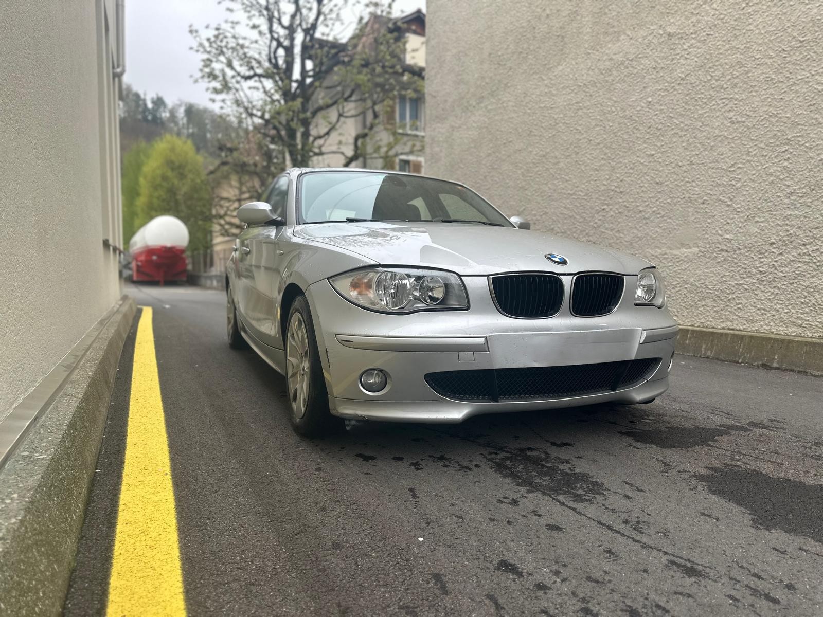 BMW 120i-showroom-element-3
