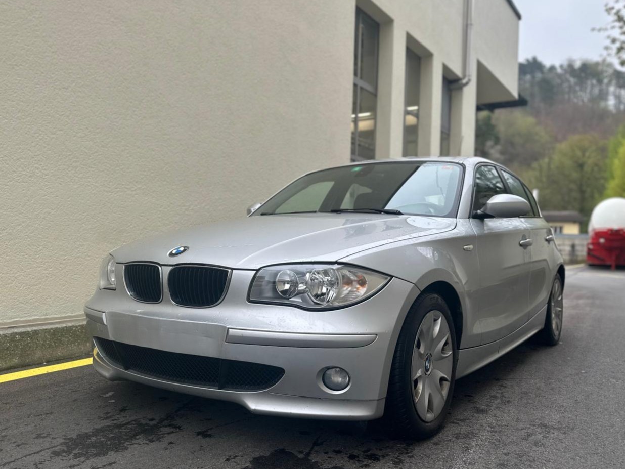 BMW 120i-showroom-element-1