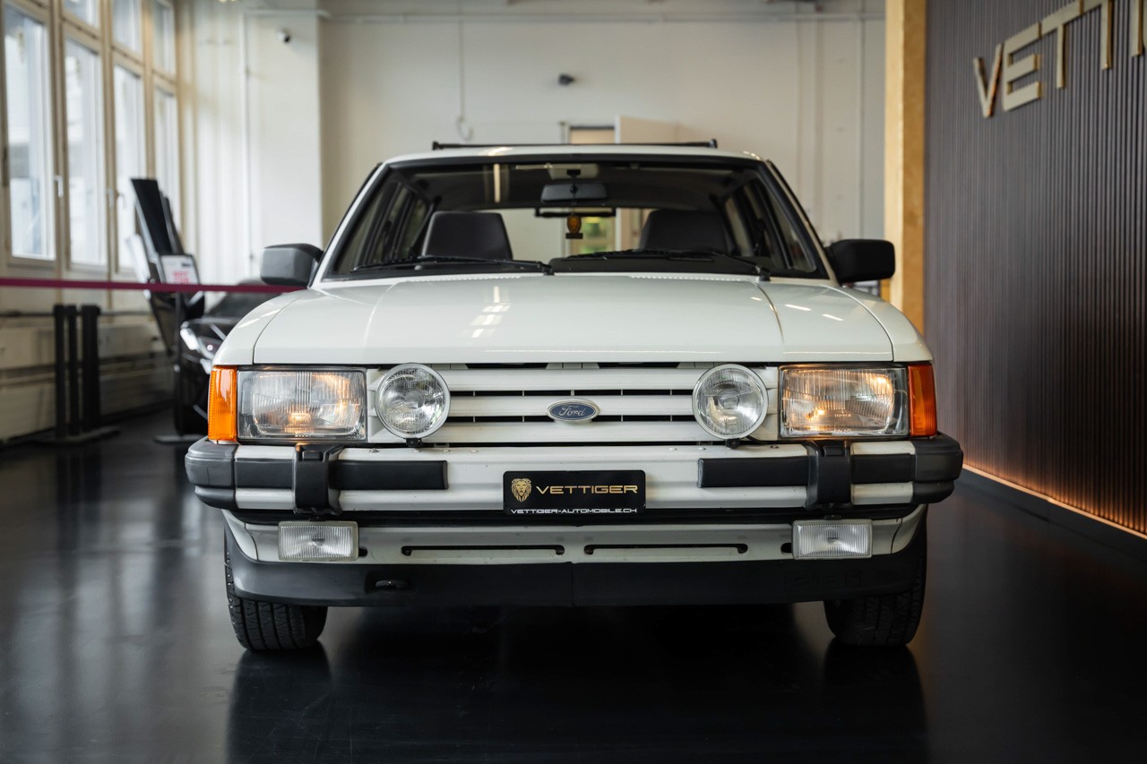 FORD Granada 2800i-showroom-element-1