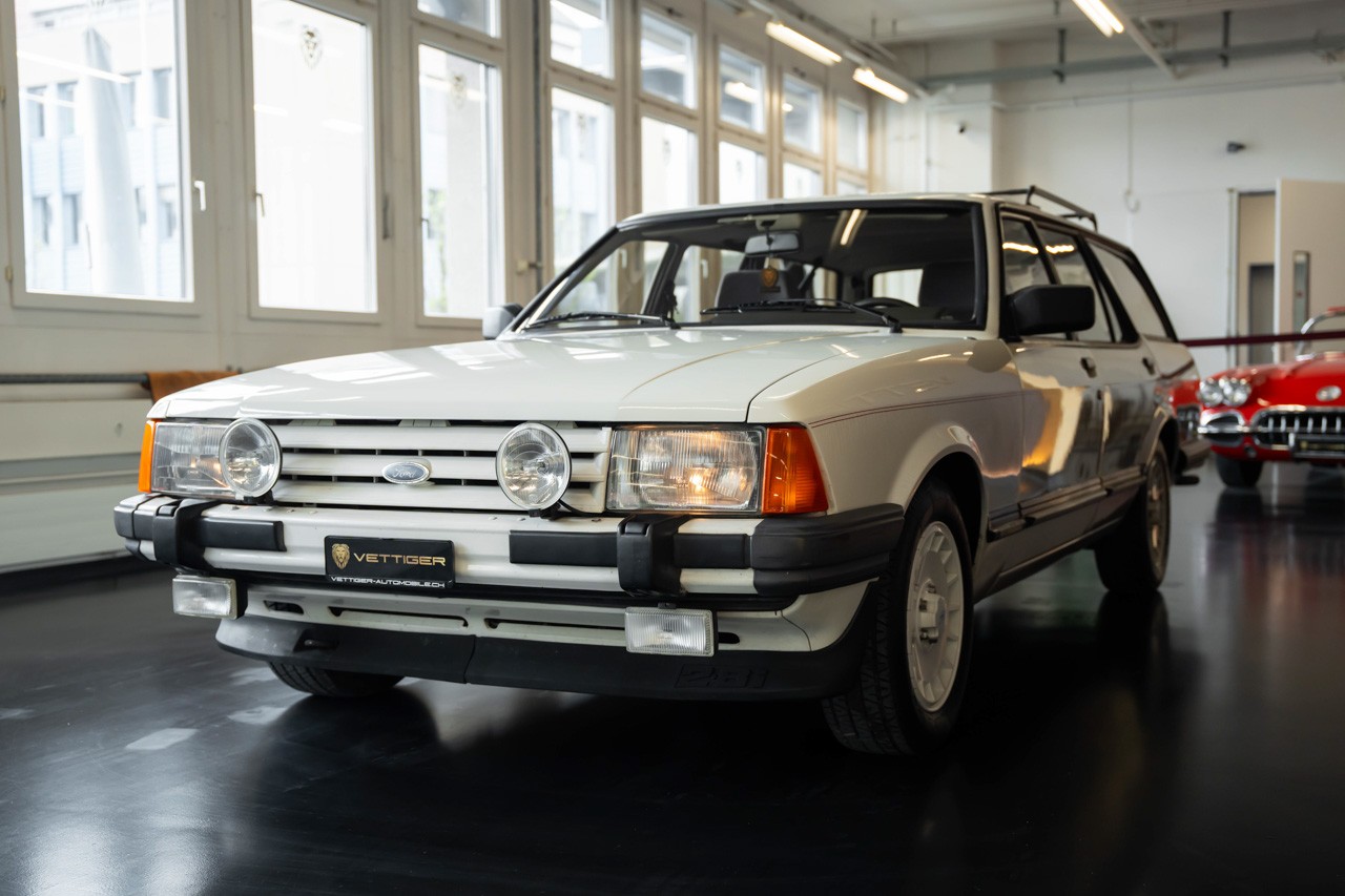 FORD Granada 2800i-showroom-element-2
