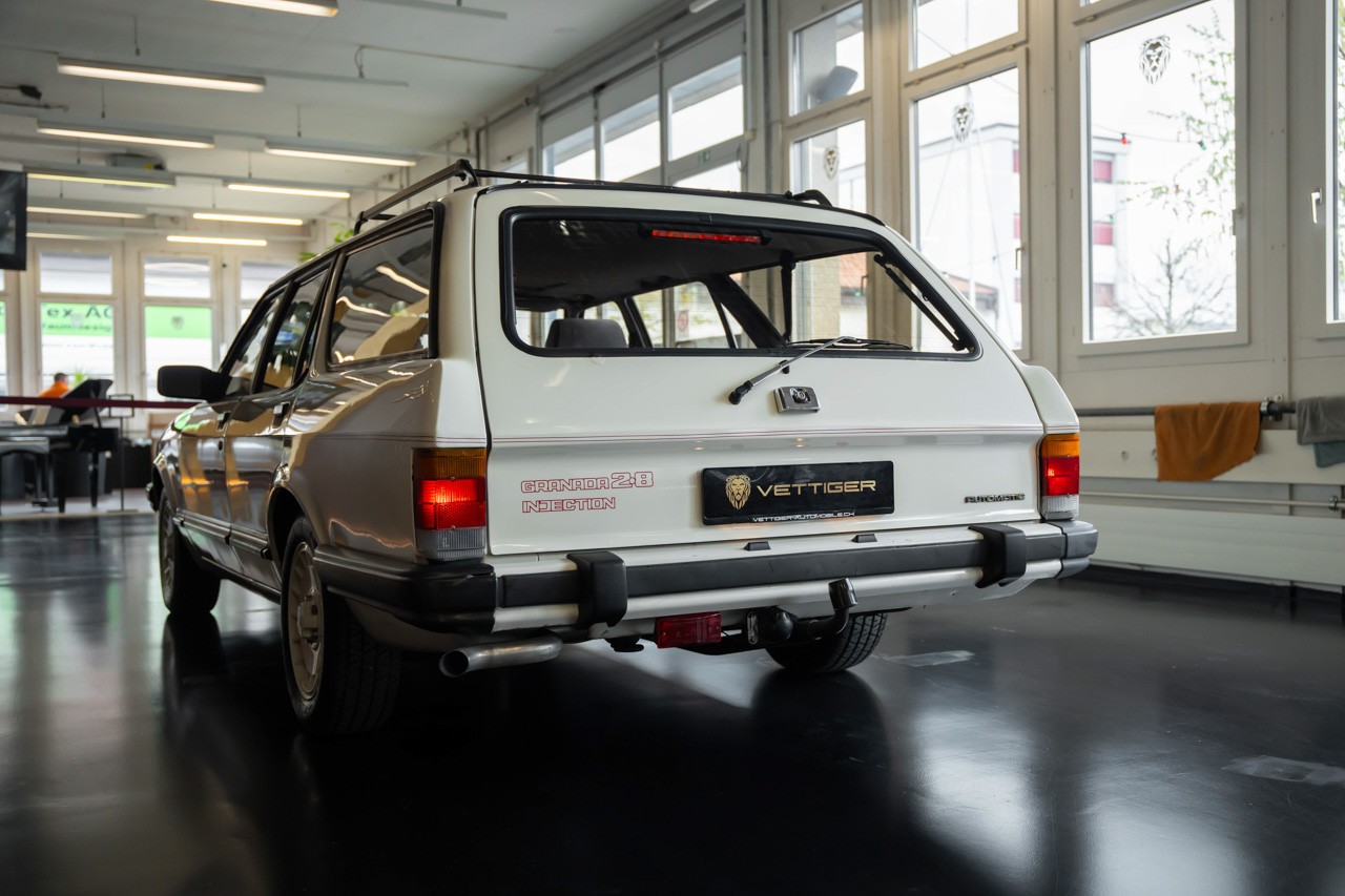 FORD Granada 2800i-showroom-element-3
