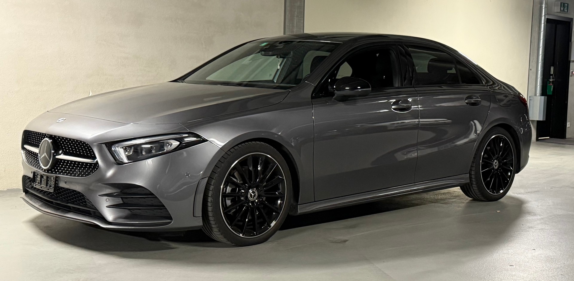 MERCEDES-BENZ A 250 AMG Line 7G-DCT-showroom-element-1