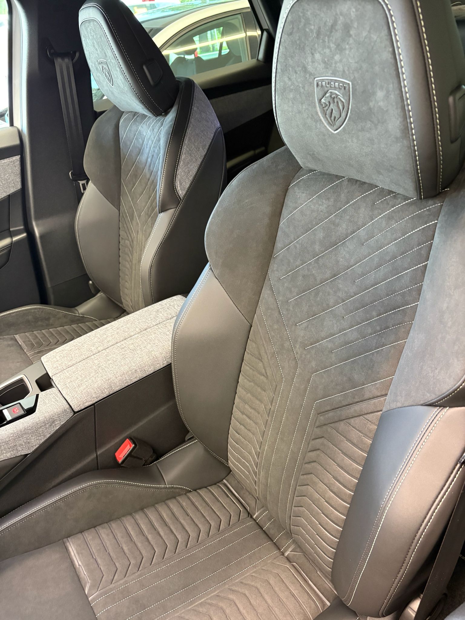 PEUGEOT 3008 145 e-DSC6 Hybrid Allure-image-12