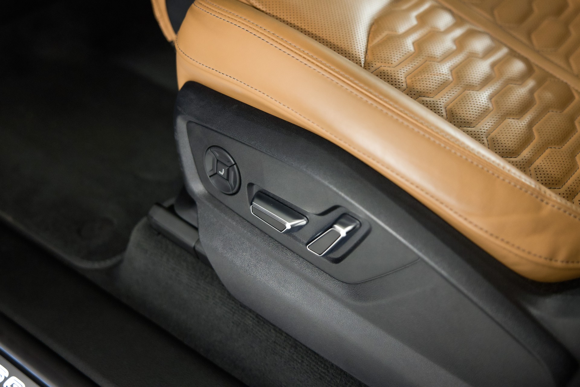 AUDI RSQ8 quattro tiptronic-image-25