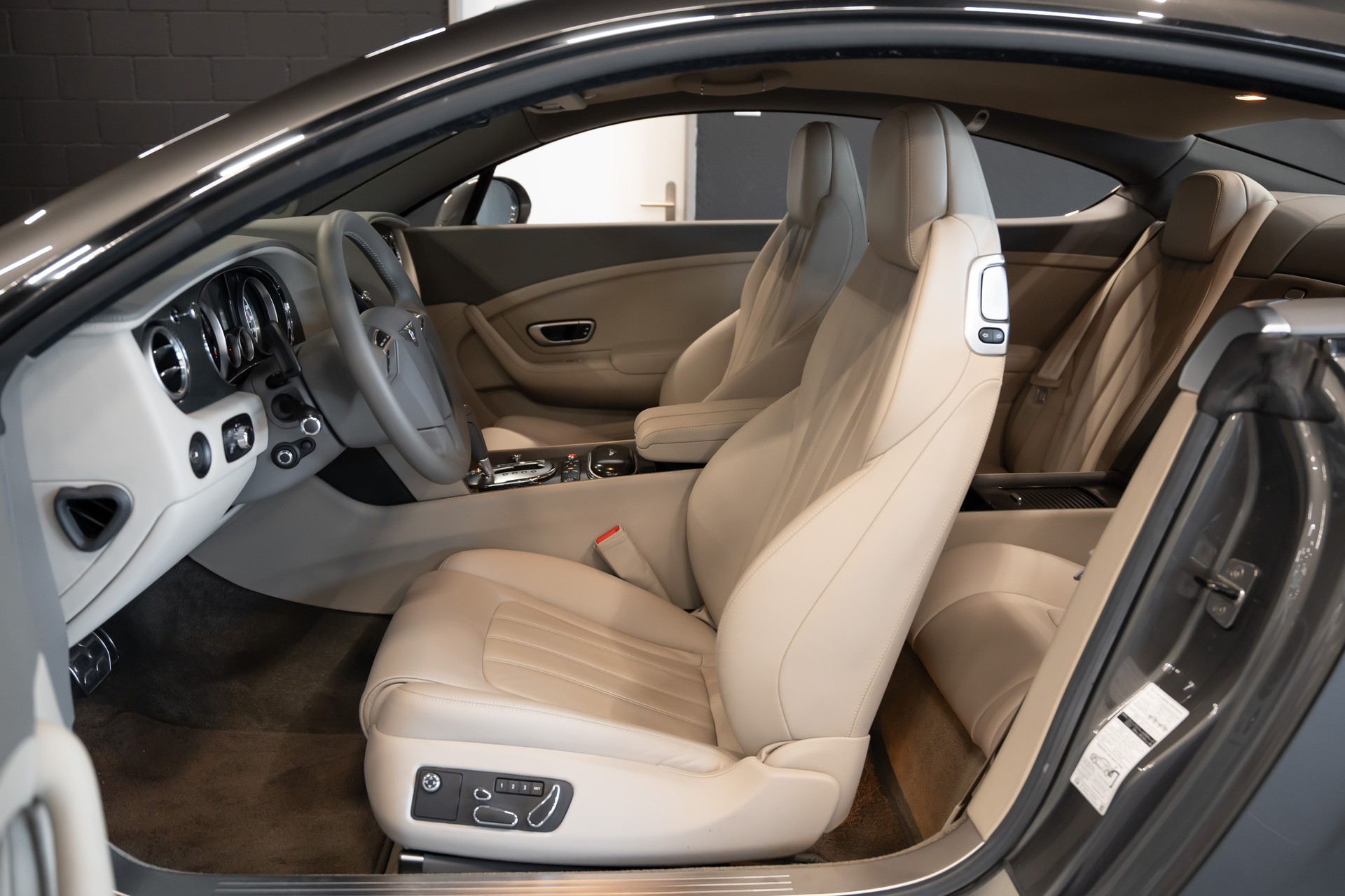 BENTLEY Continental GT 6.0 W12 / Sammlerzustand / CH Auto / Exclusive / Top Ausstattung-image-9