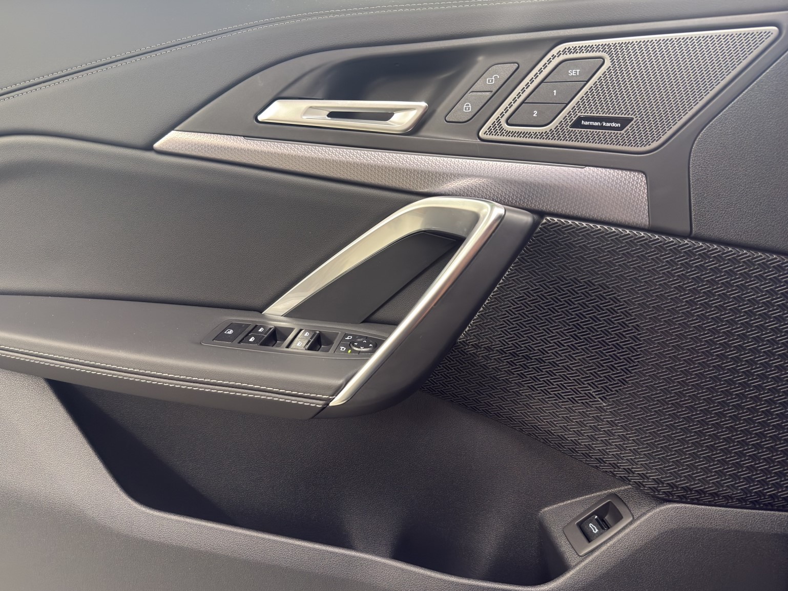 BMW iX1 xDrive 30 Edition M Sport-image-14