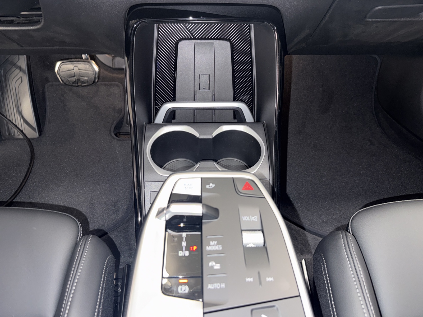 BMW iX1 xDrive 30 Edition M Sport-image-16