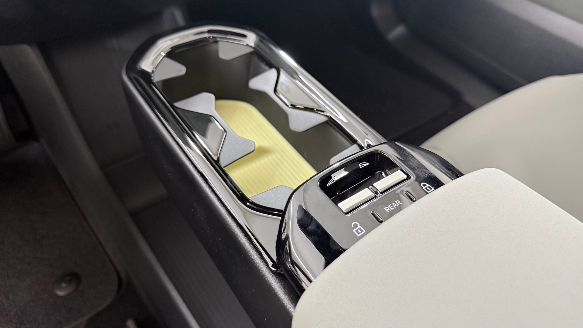 VOLVO EX 30 E60 Twin Ultra Performanc-image-11