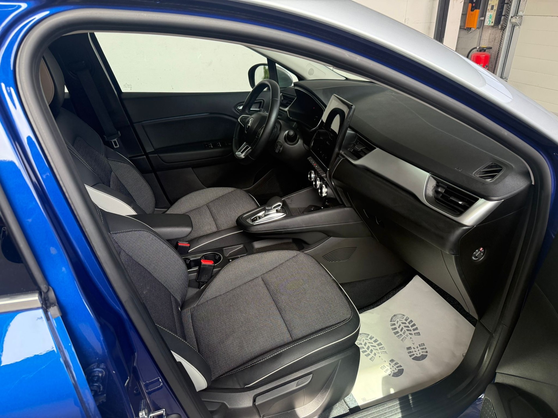 RENAULT Captur 1.6 E-Tech Initiale Paris DHT-image-9