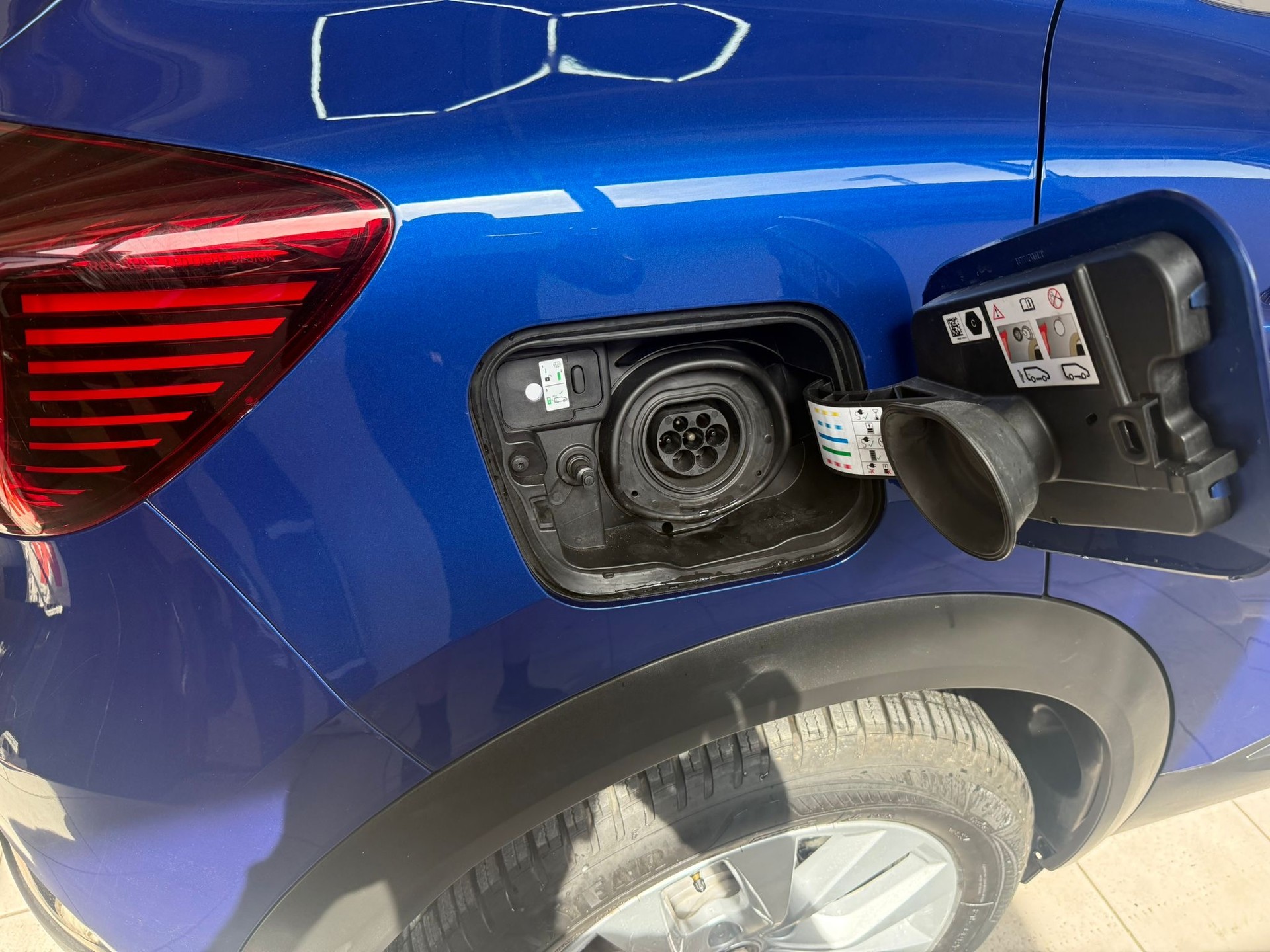 RENAULT Captur 1.6 E-Tech Initiale Paris DHT-image-14