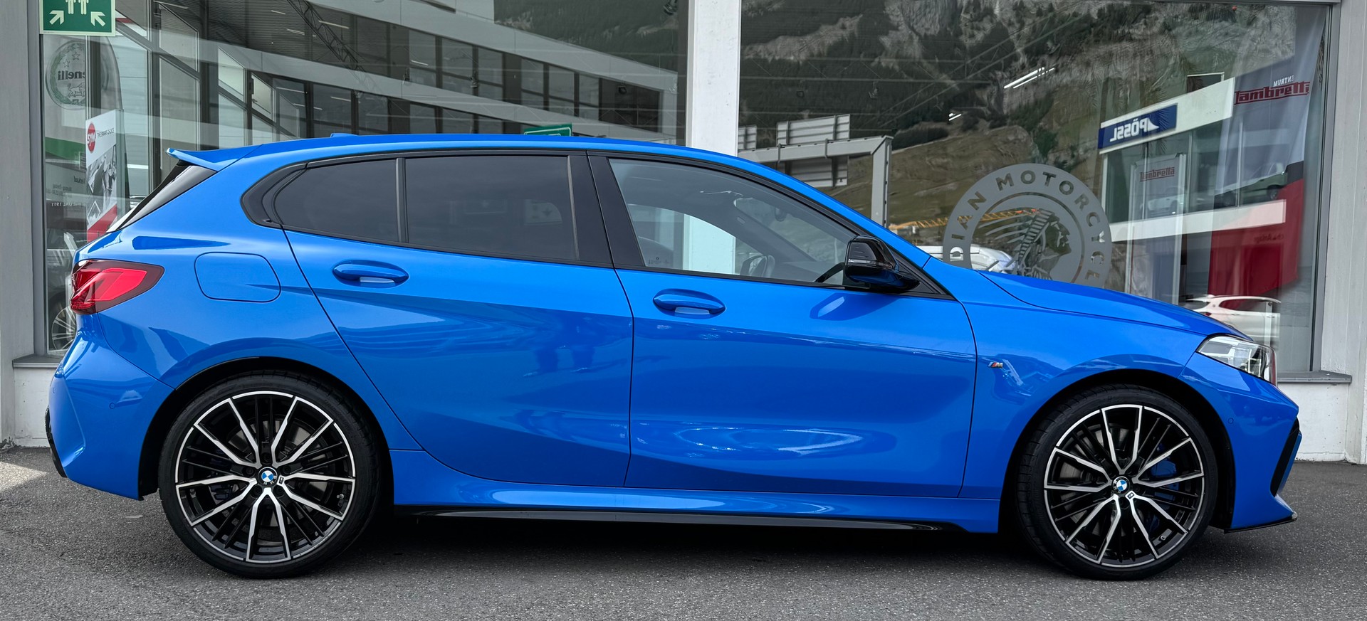 BMW M135i xDrive Steptronic-showroom-element-1