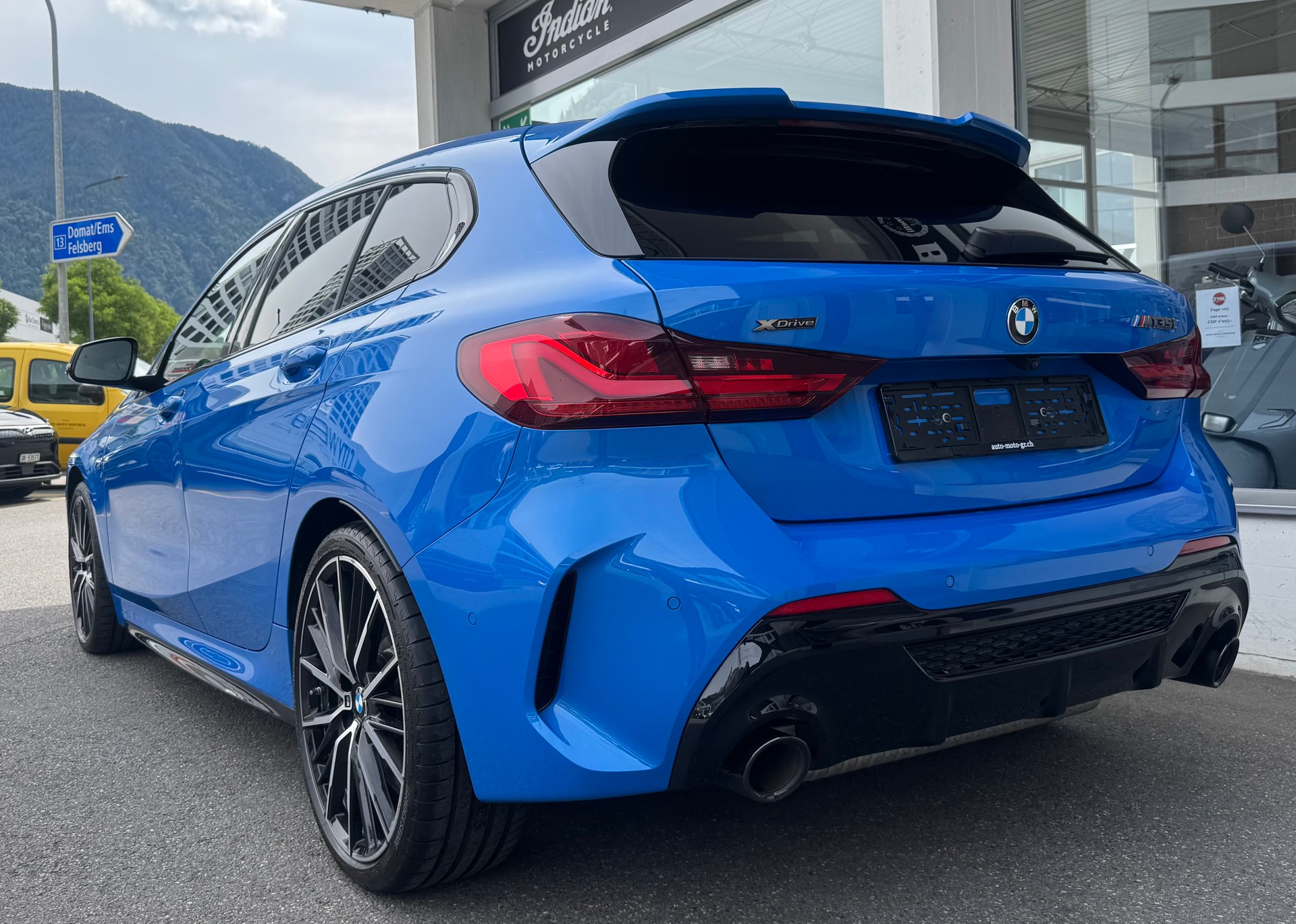 BMW M135i xDrive Steptronic-showroom-element-3
