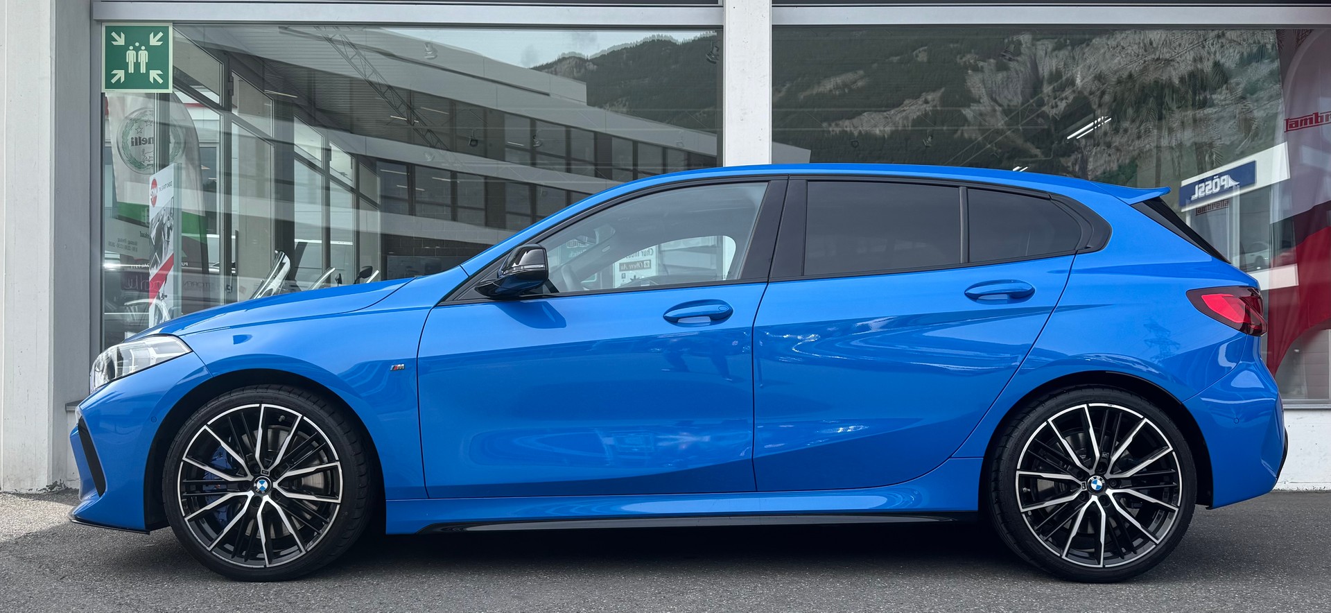 BMW M135i xDrive Steptronic-showroom-element-2