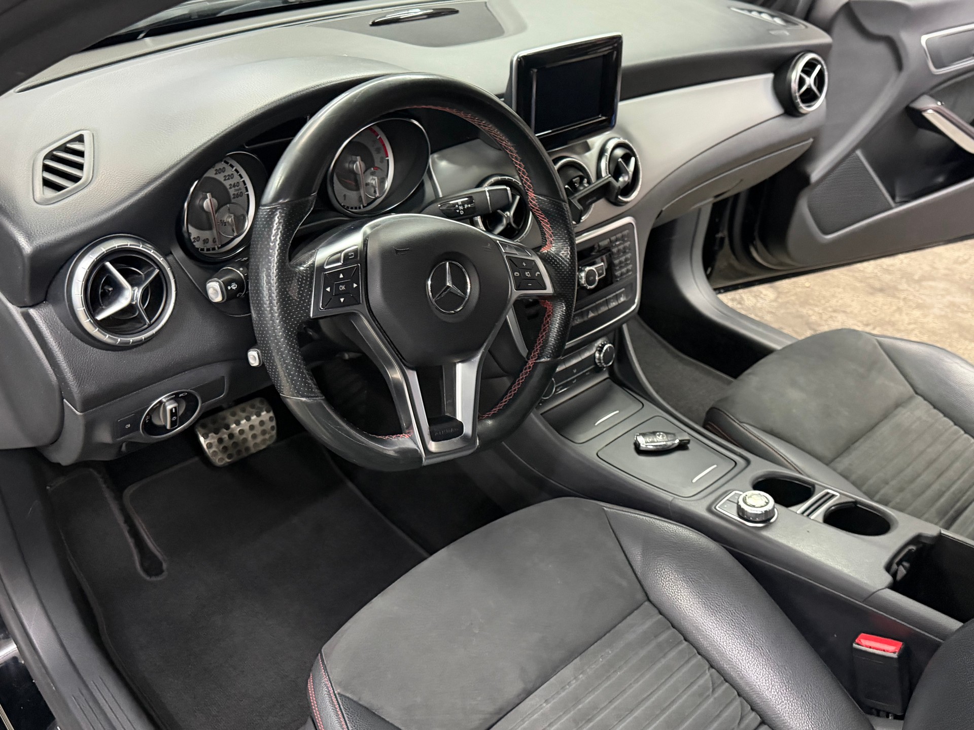 MERCEDES-BENZ CLA 180 AMG Line 7G-DCT-image-6
