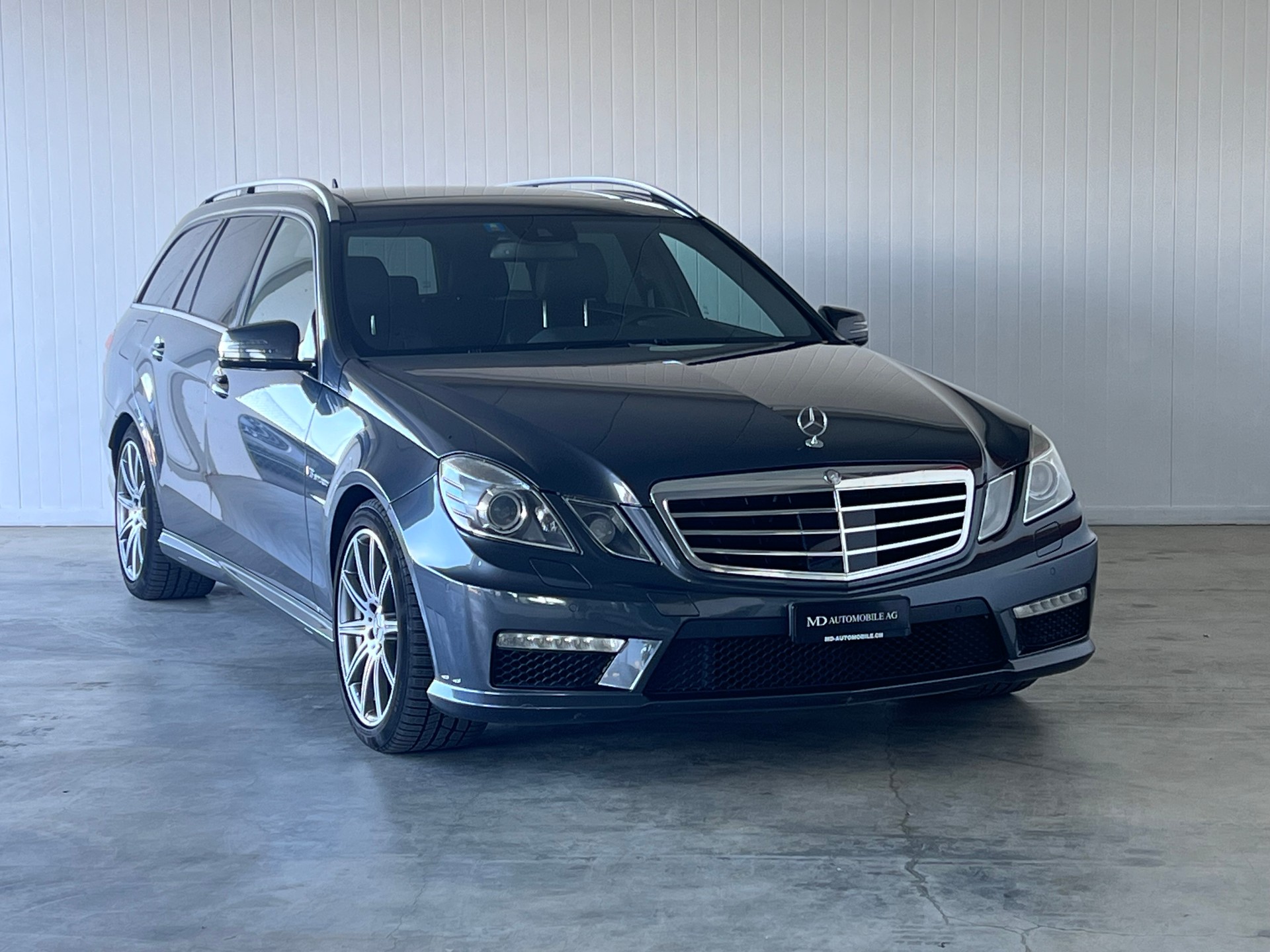 MERCEDES-BENZ E 63 CGI AMG 7G-Tronic-showroom-element-2