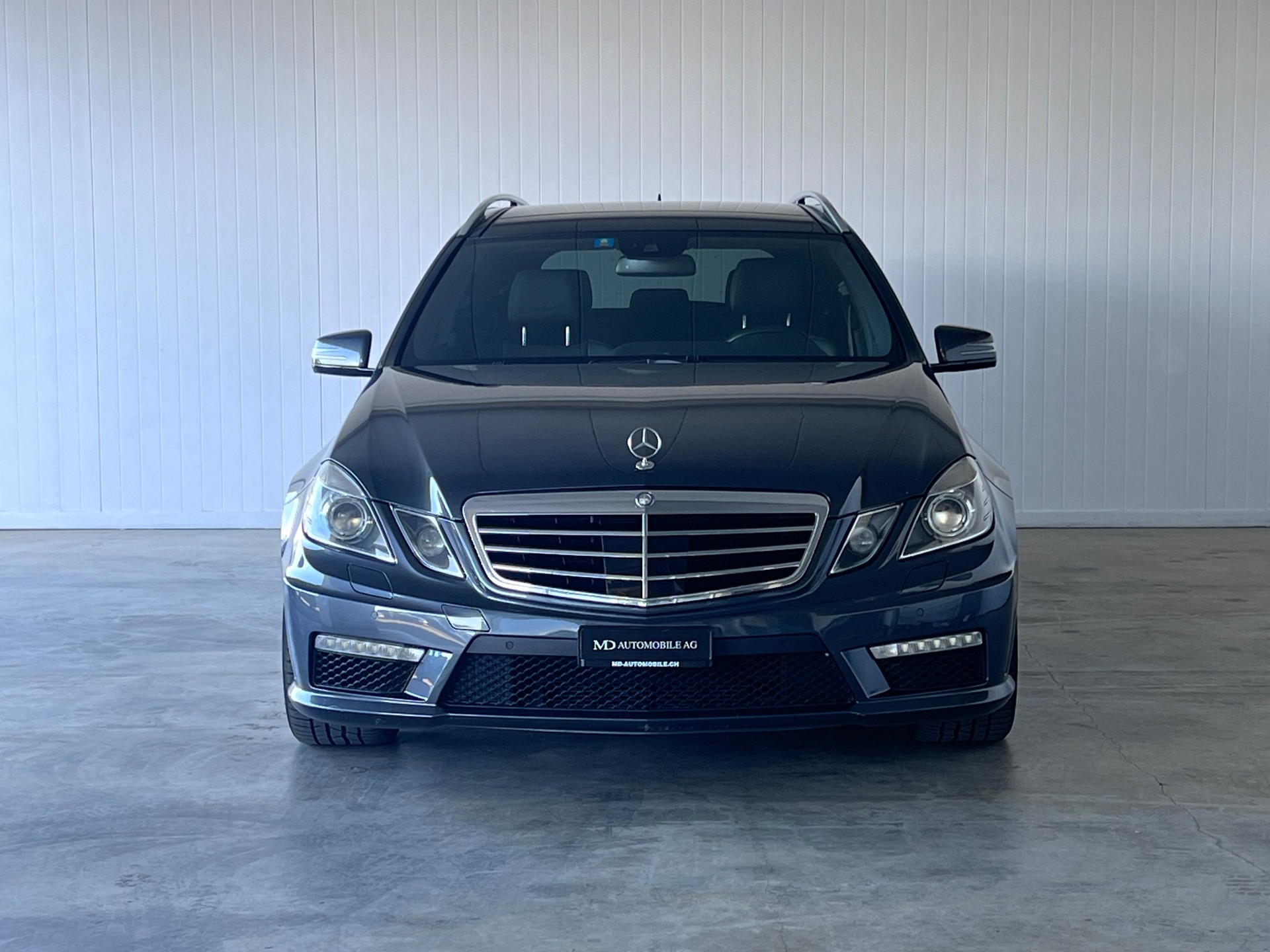MERCEDES-BENZ E 63 CGI AMG 7G-Tronic-showroom-element-3