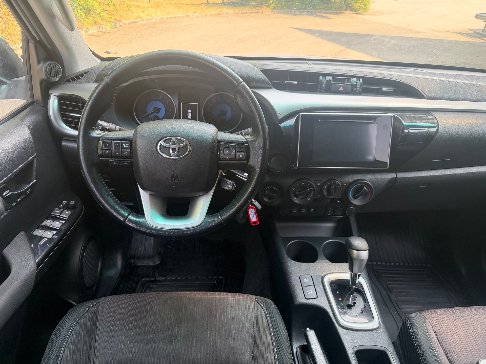 TOYOTA Hilux 2.4D-4D Sol DoubleCab 4x4 A-image-6