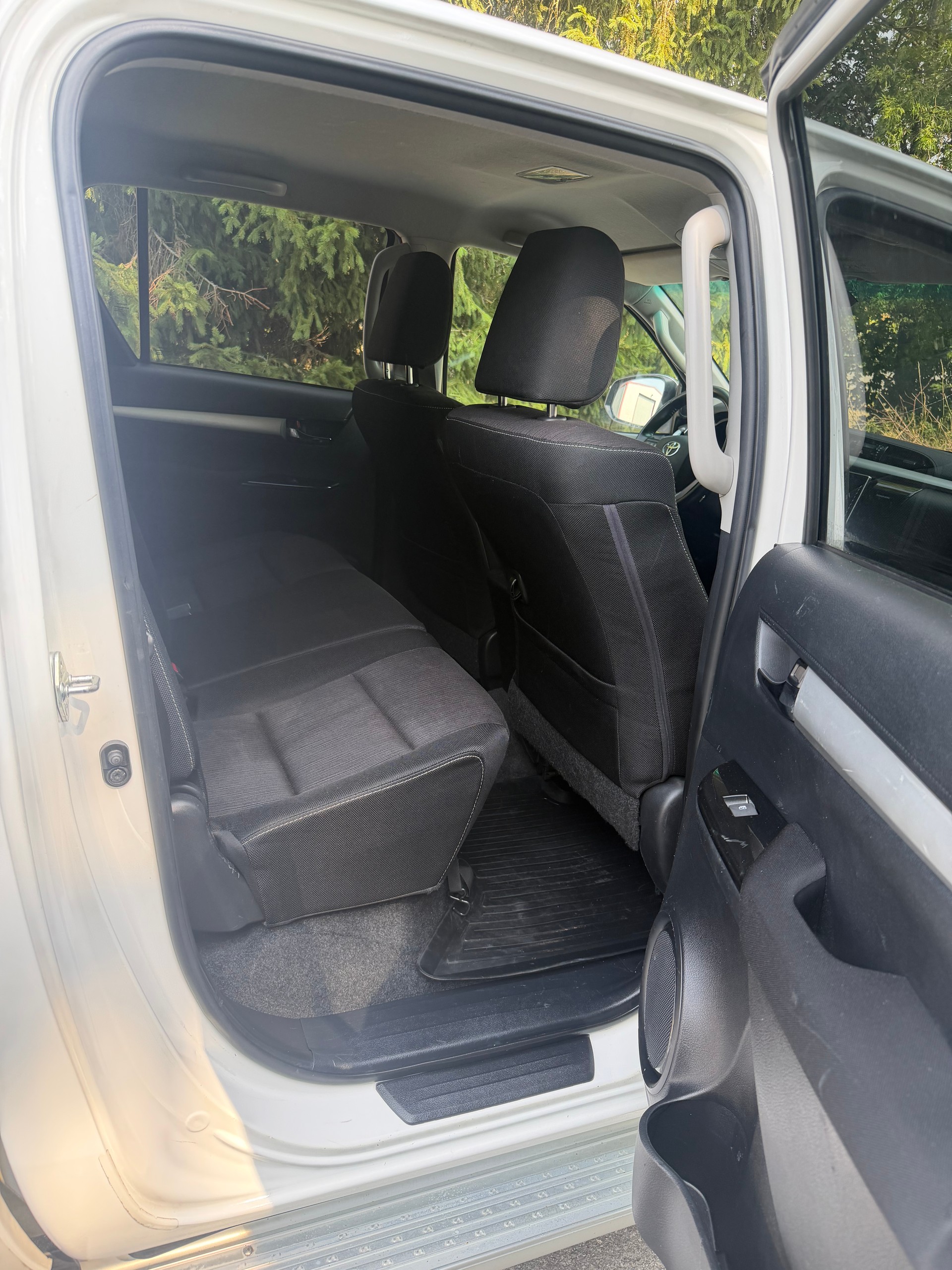 TOYOTA Hilux 2.4D-4D Sol DoubleCab 4x4 A-image-8
