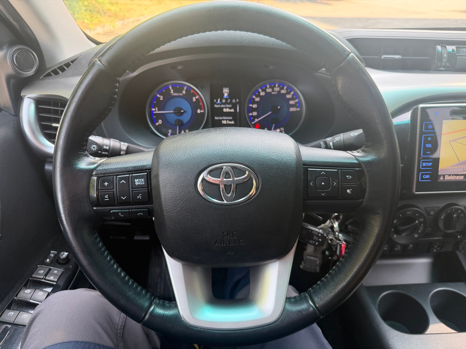 TOYOTA Hilux 2.4D-4D Sol DoubleCab 4x4 A-image-9