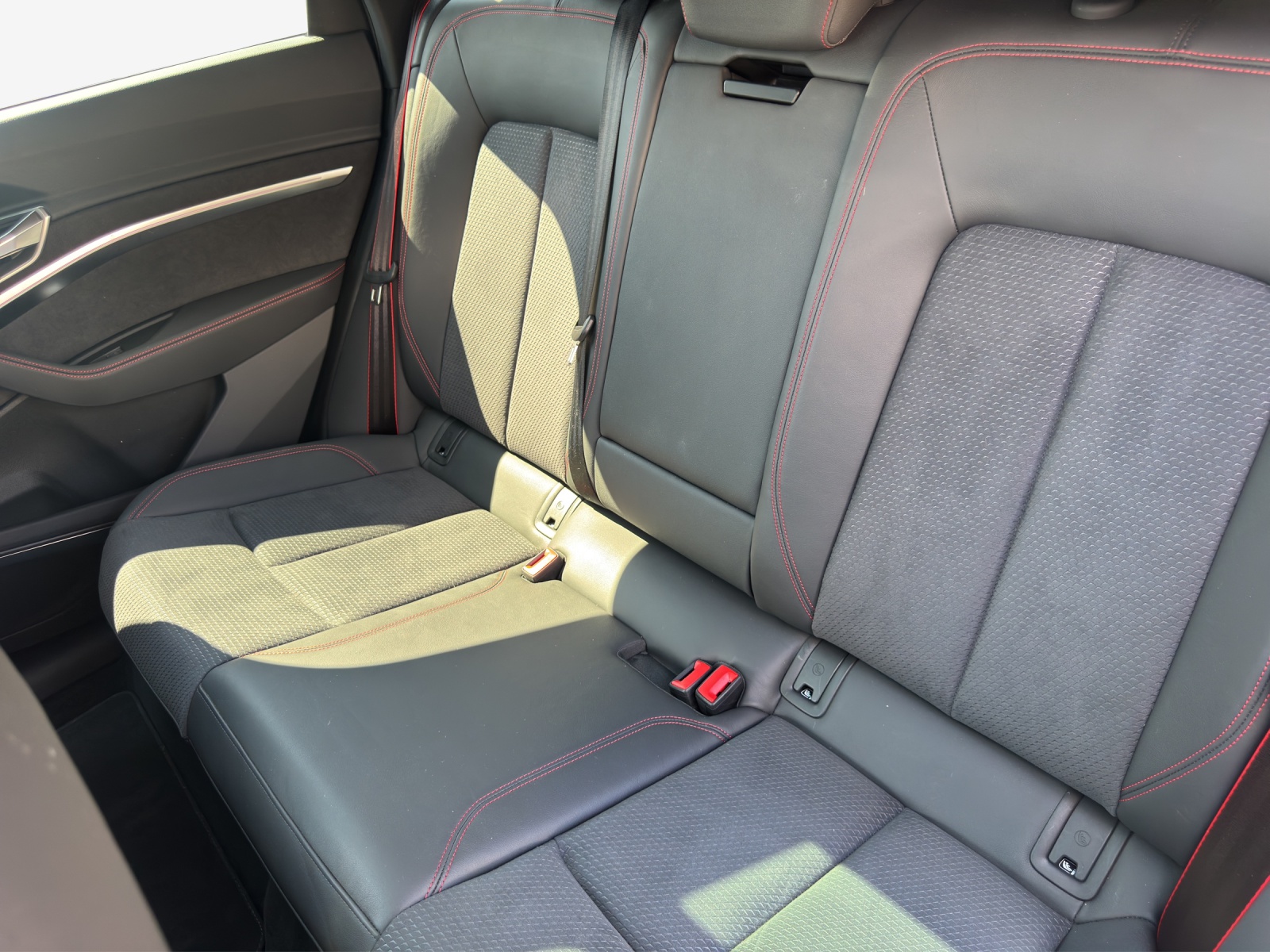AUDI Q8 50 e-tron Black Edition quattro-image-11