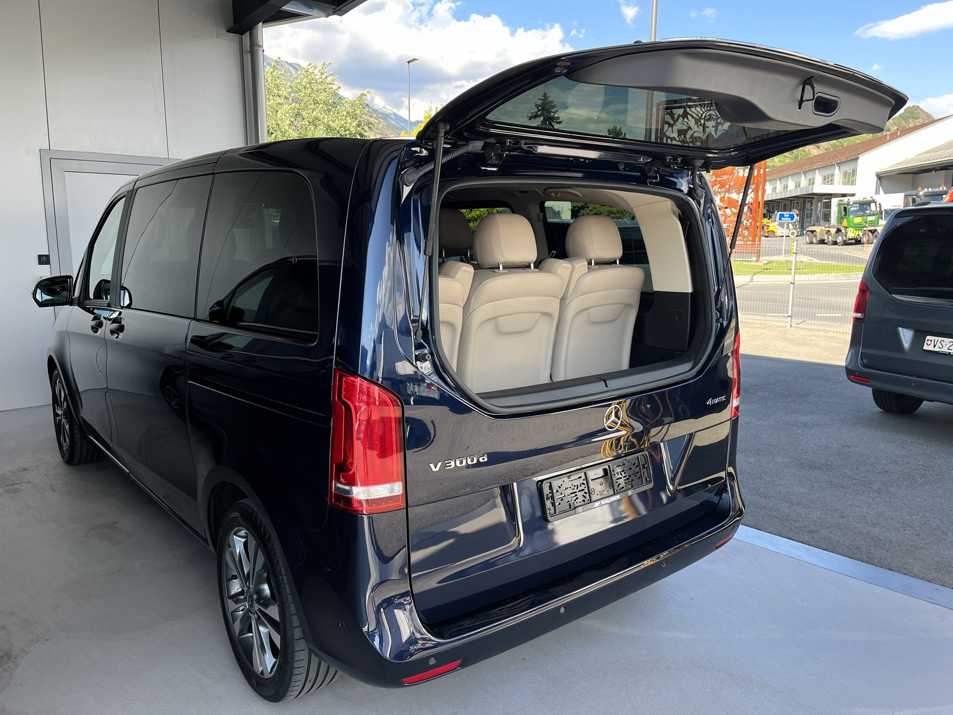 MERCEDES-BENZ V 300 d Avantgarde kompakt 4Matic 9G-Tronic-image-17