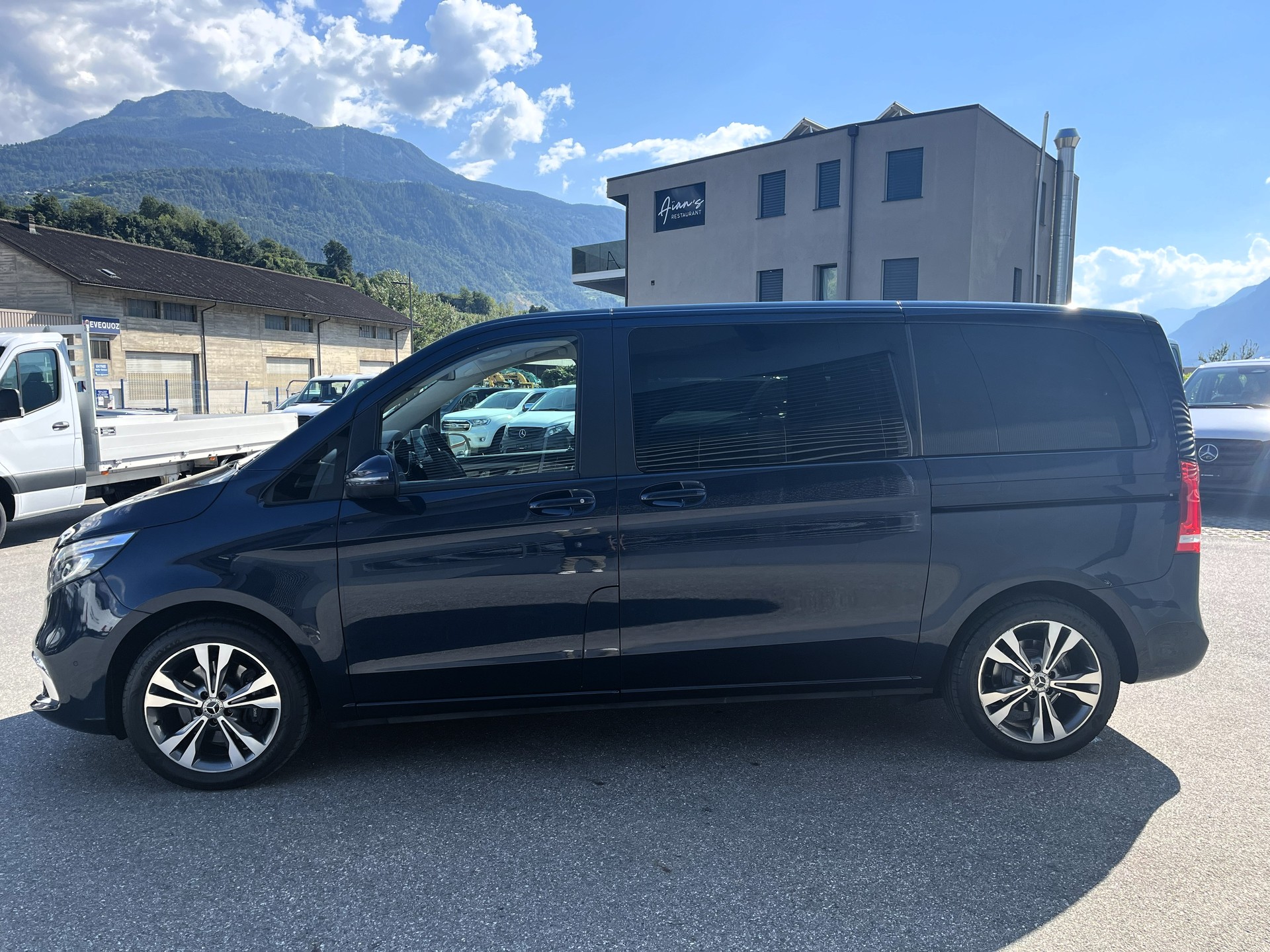 MERCEDES-BENZ V 300 d Avantgarde kompakt 4Matic 9G-Tronic-image-5